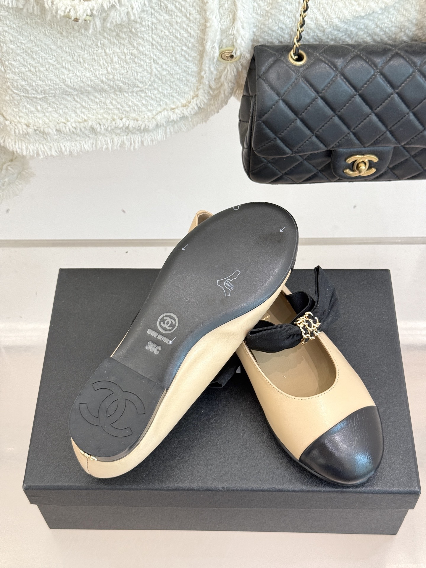 CHANE*|小香25K新品链条蝴蝶结拼色平底玛丽珍鞋当小香的经典美学遇上时尚新风潮这双鞋就成为时尚圈当