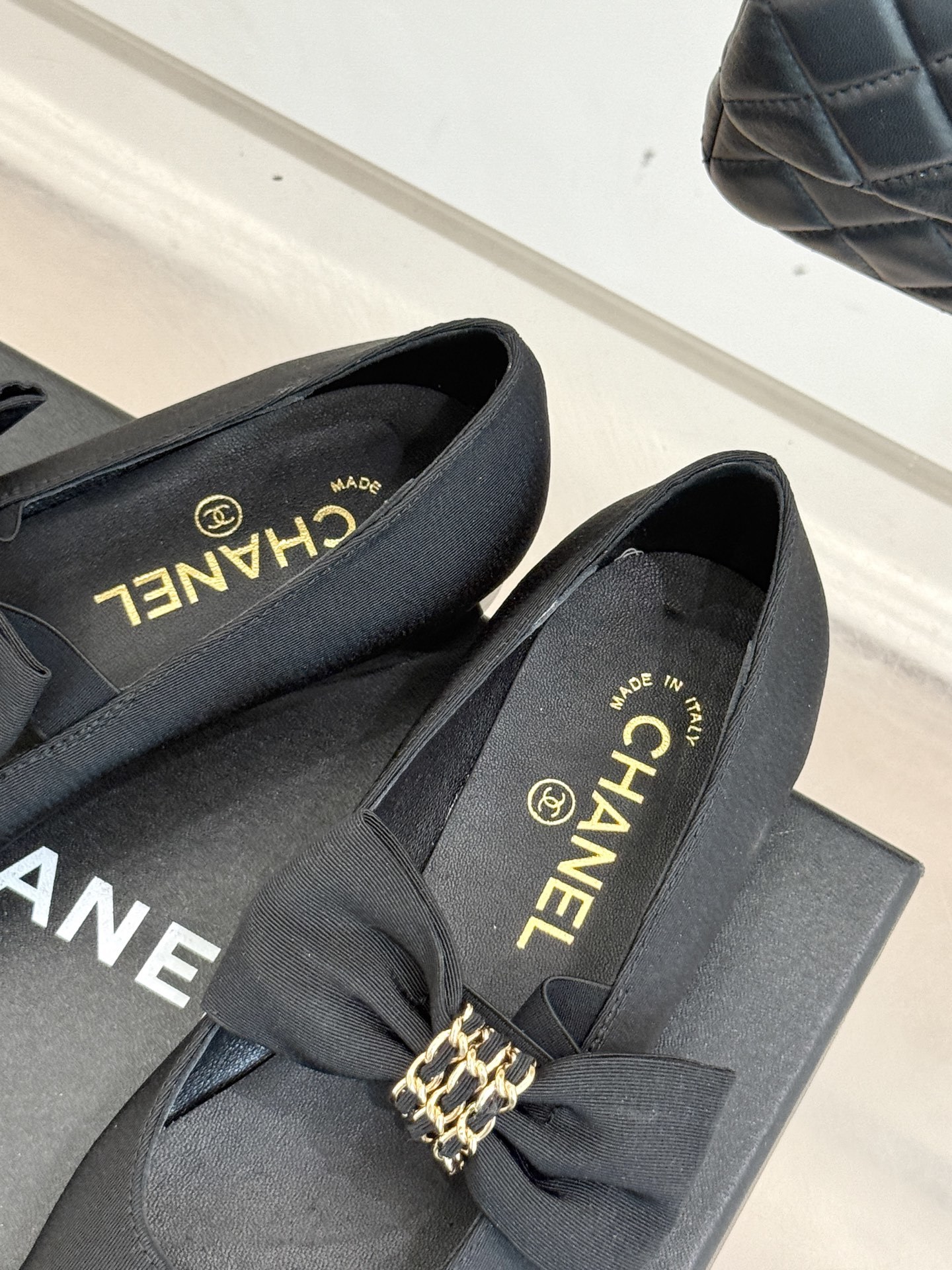 CHANE*|小香25K新品链条蝴蝶结拼色平底玛丽珍鞋当小香的经典美学遇上时尚新风潮这双鞋就成为时尚圈当