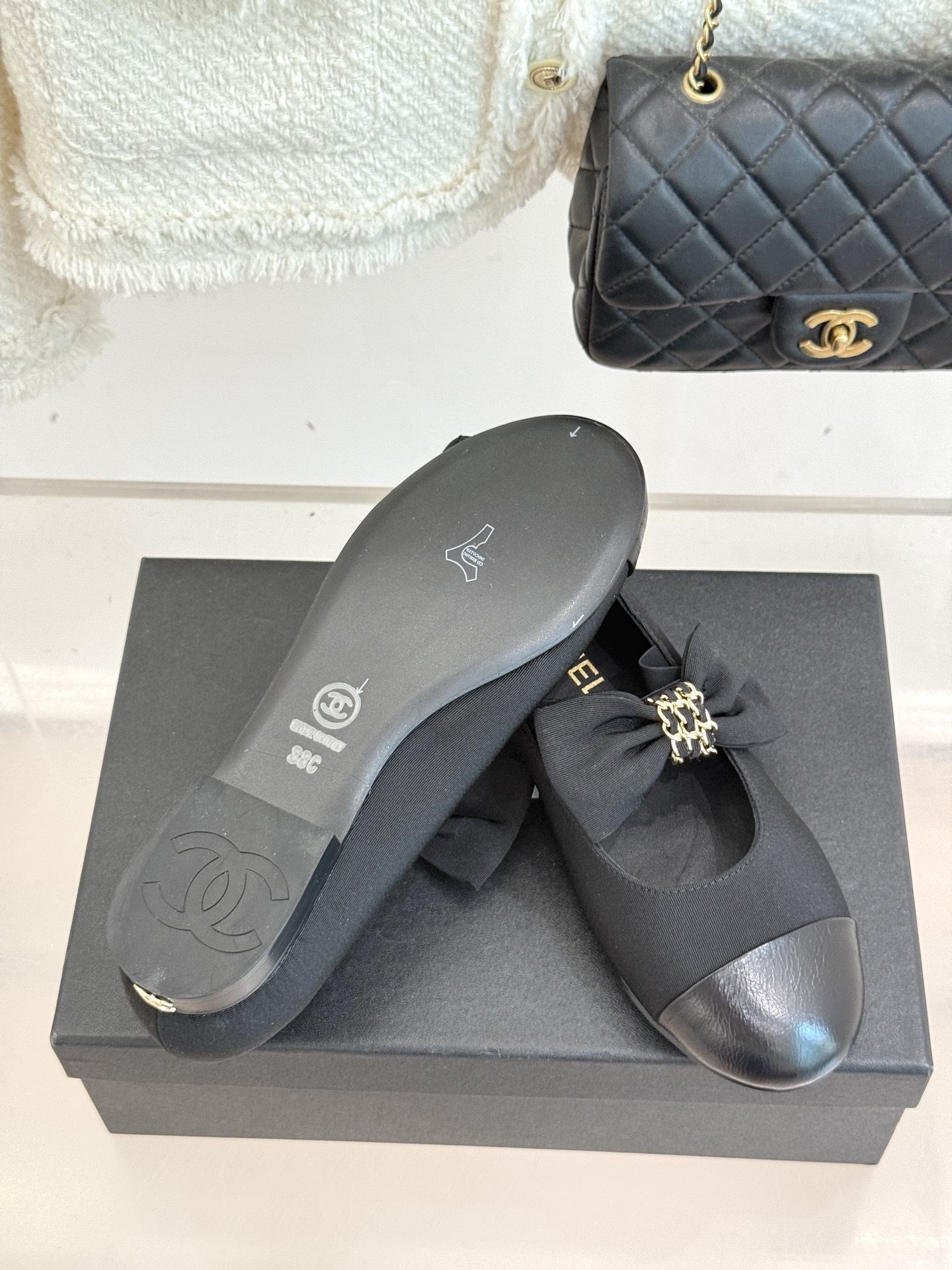 CHANE*|小香25K新品链条蝴蝶结拼色平底玛丽珍鞋当小香的经典美学遇上时尚新风潮这双鞋就成为时尚圈当