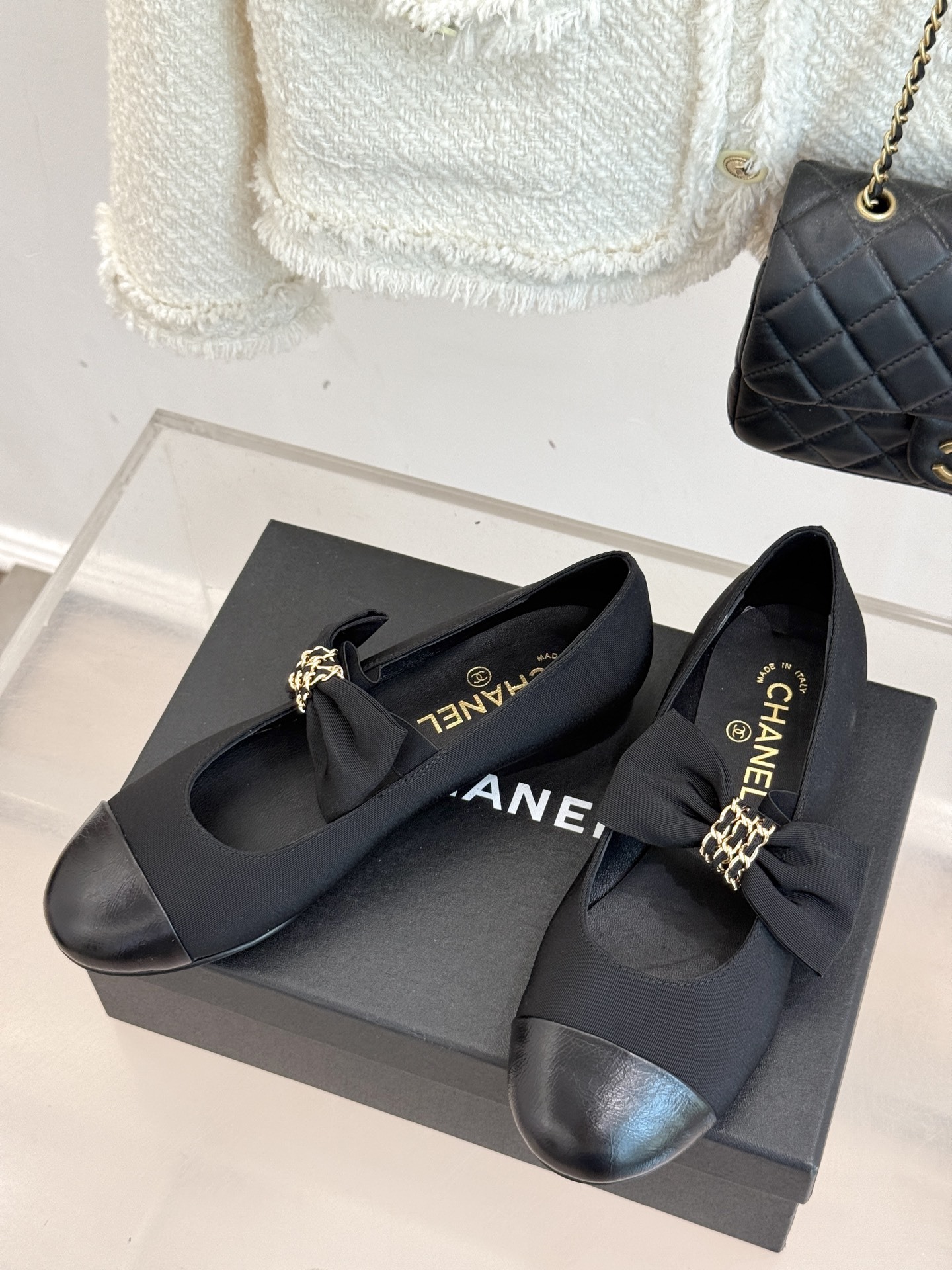 CHANE*|小香25K新品链条蝴蝶结拼色平底玛丽珍鞋当小香的经典美学遇上时尚新风潮这双鞋就成为时尚圈当