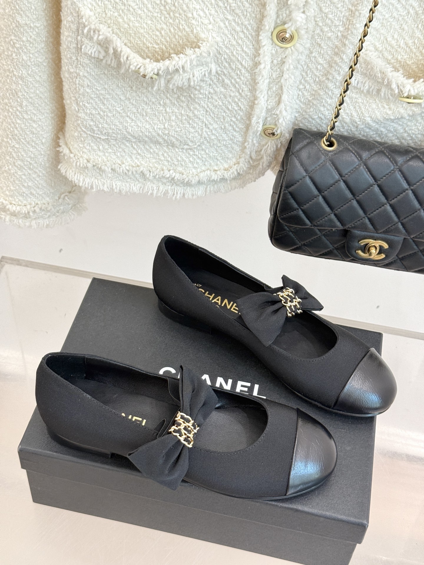 CHANE*|小香25K新品链条蝴蝶结拼色平底玛丽珍鞋当小香的经典美学遇上时尚新风潮这双鞋就成为时尚圈当