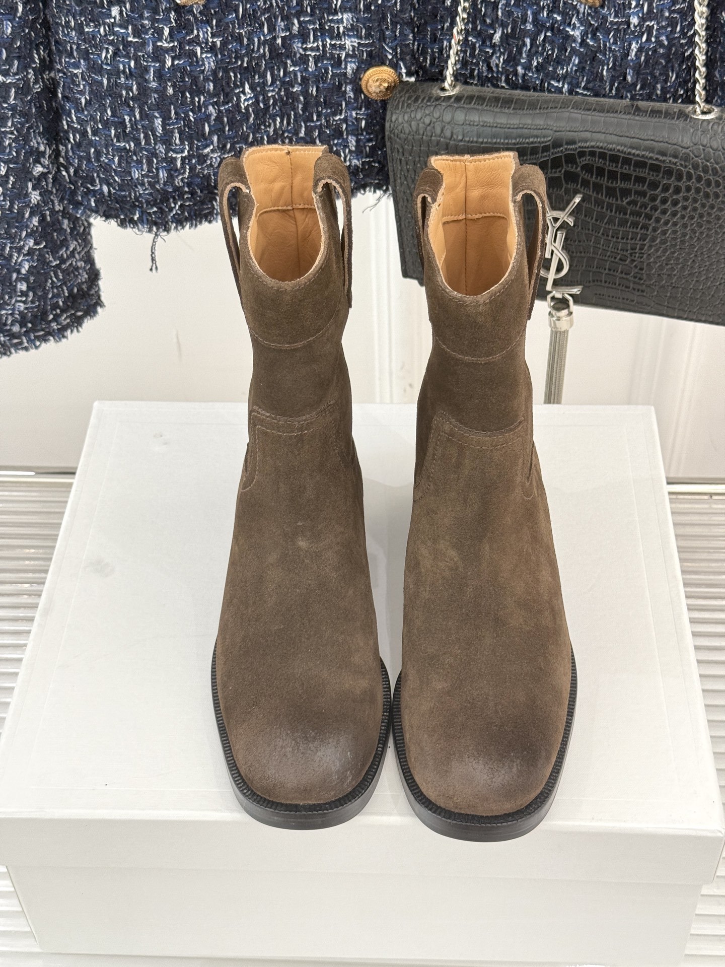Celine /塞琳经典母复古西部牛仔靴短靴它以经典的西部牛仔靴为蓝本靴口那对极具辨识度的耳朵字母装饰巧