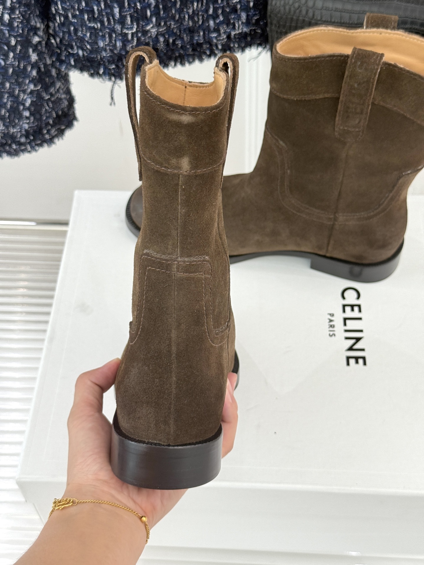Celine /塞琳经典母复古西部牛仔靴短靴它以经典的西部牛仔靴为蓝本靴口那对极具辨识度的耳朵字母装饰巧