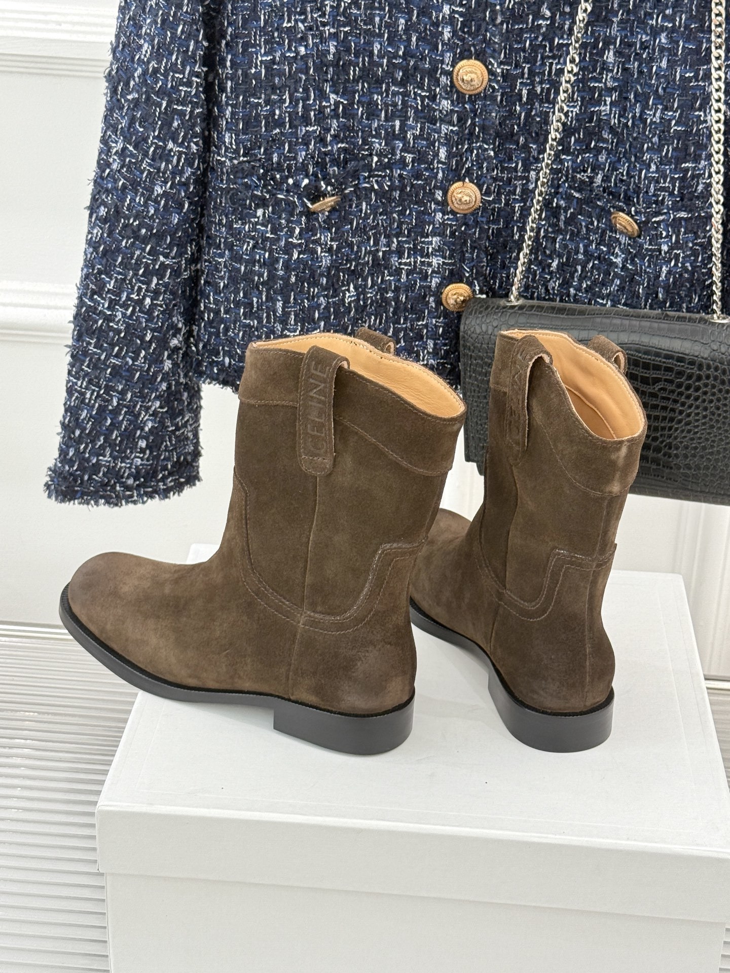 Celine /塞琳经典母复古西部牛仔靴短靴它以经典的西部牛仔靴为蓝本靴口那对极具辨识度的耳朵字母装饰巧