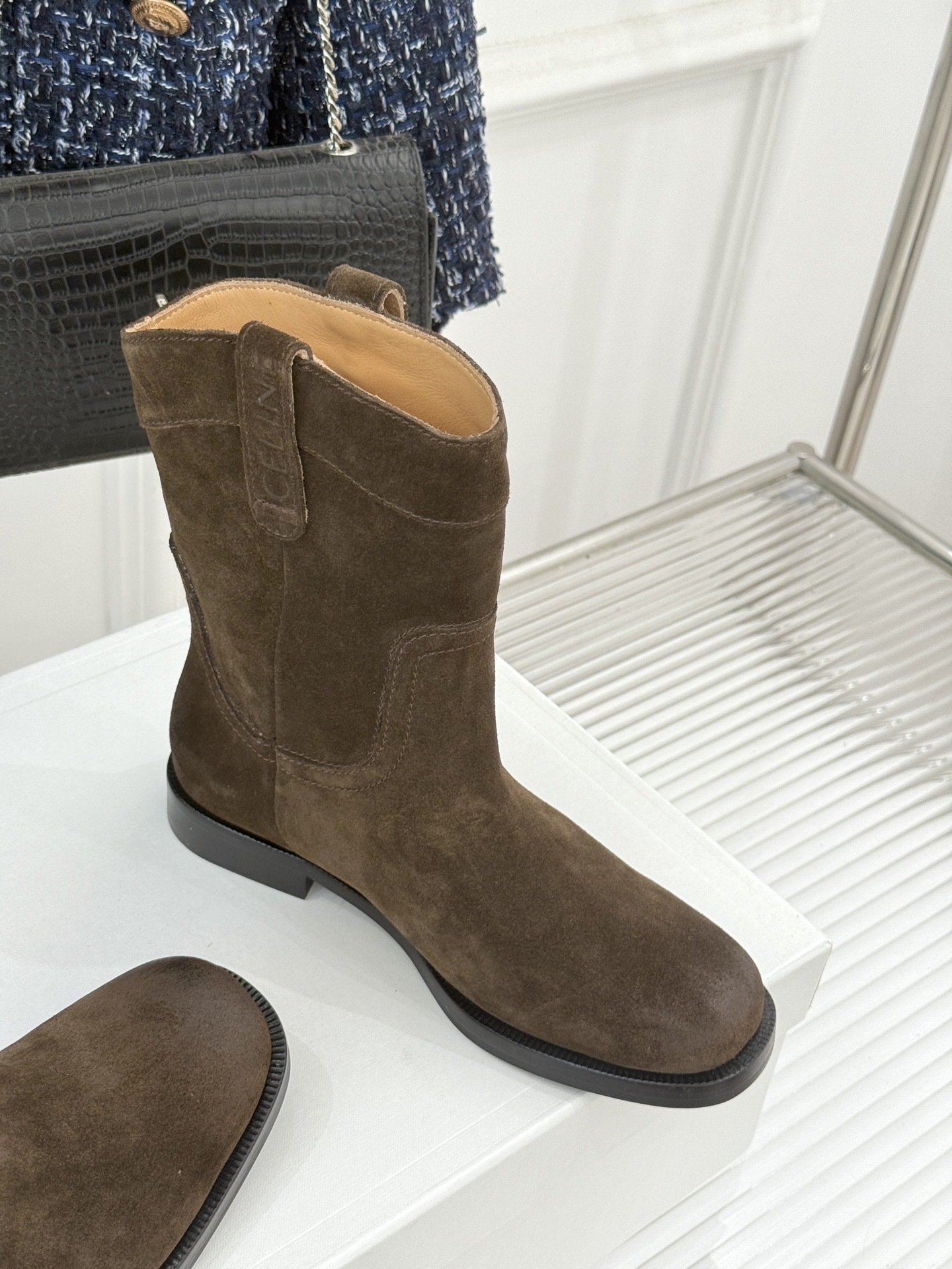 Celine /塞琳经典母复古西部牛仔靴短靴它以经典的西部牛仔靴为蓝本靴口那对极具辨识度的耳朵字母装饰巧
