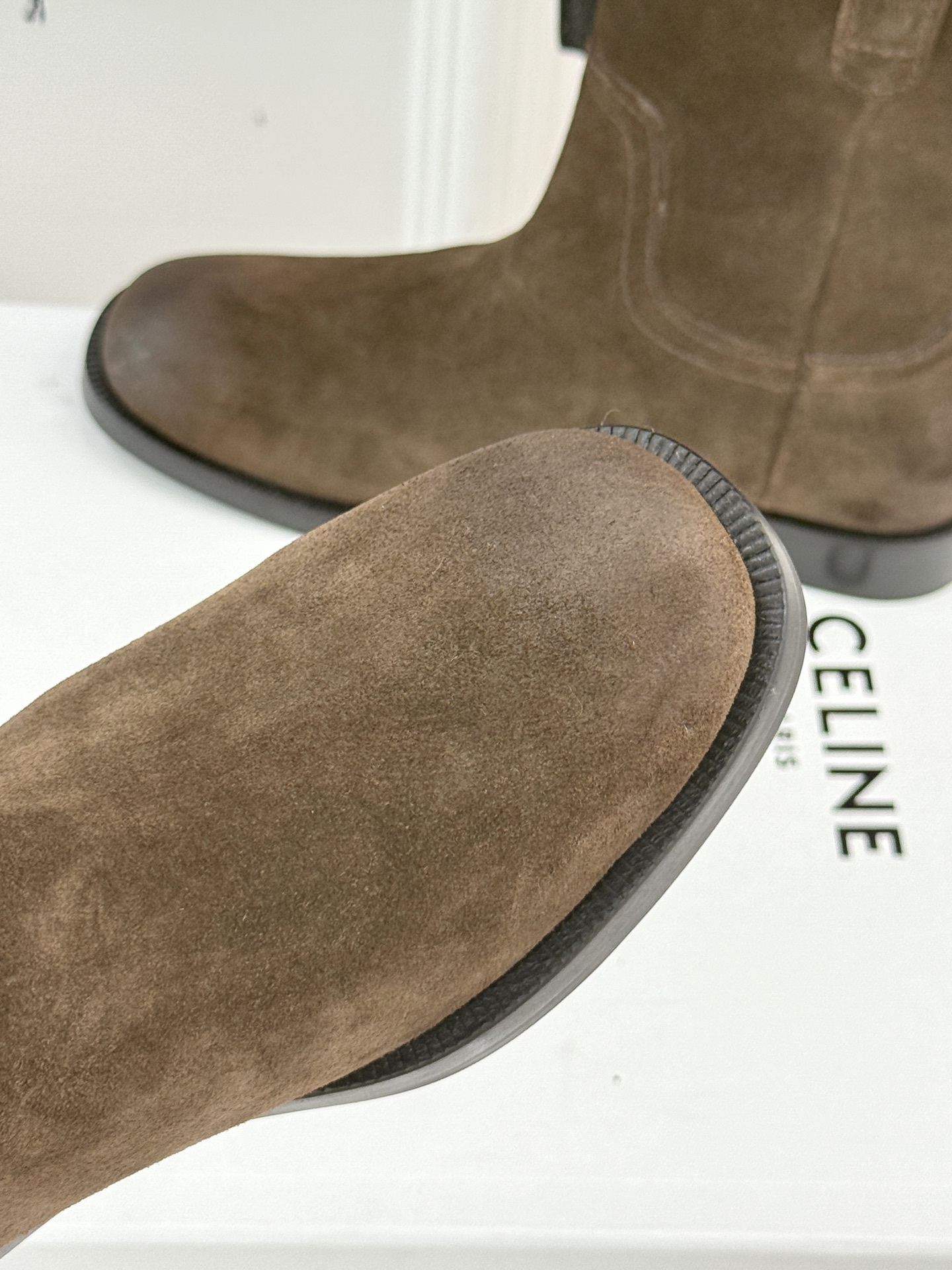 Celine /塞琳经典母复古西部牛仔靴短靴它以经典的西部牛仔靴为蓝本靴口那对极具辨识度的耳朵字母装饰巧