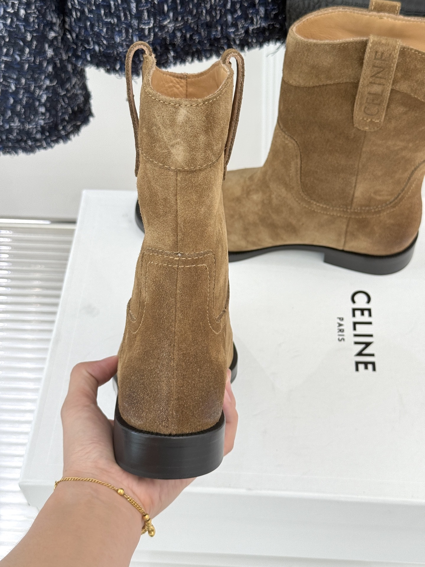 Celine /塞琳经典母复古西部牛仔靴短靴它以经典的西部牛仔靴为蓝本靴口那对极具辨识度的耳朵字母装饰巧