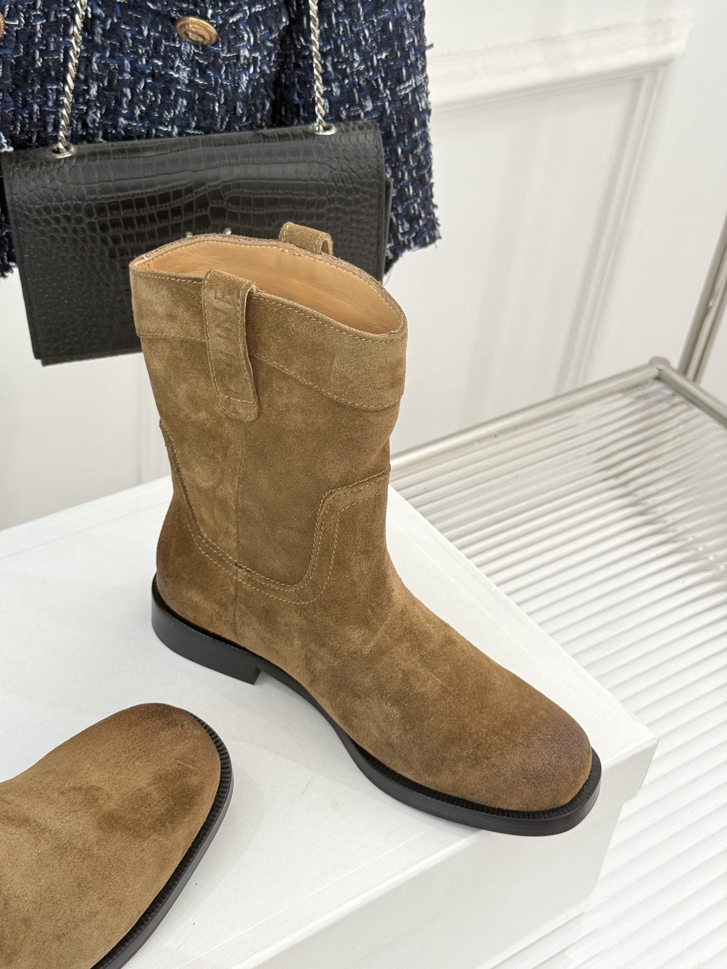 Celine /塞琳经典母复古西部牛仔靴短靴它以经典的西部牛仔靴为蓝本靴口那对极具辨识度的耳朵字母装饰巧
