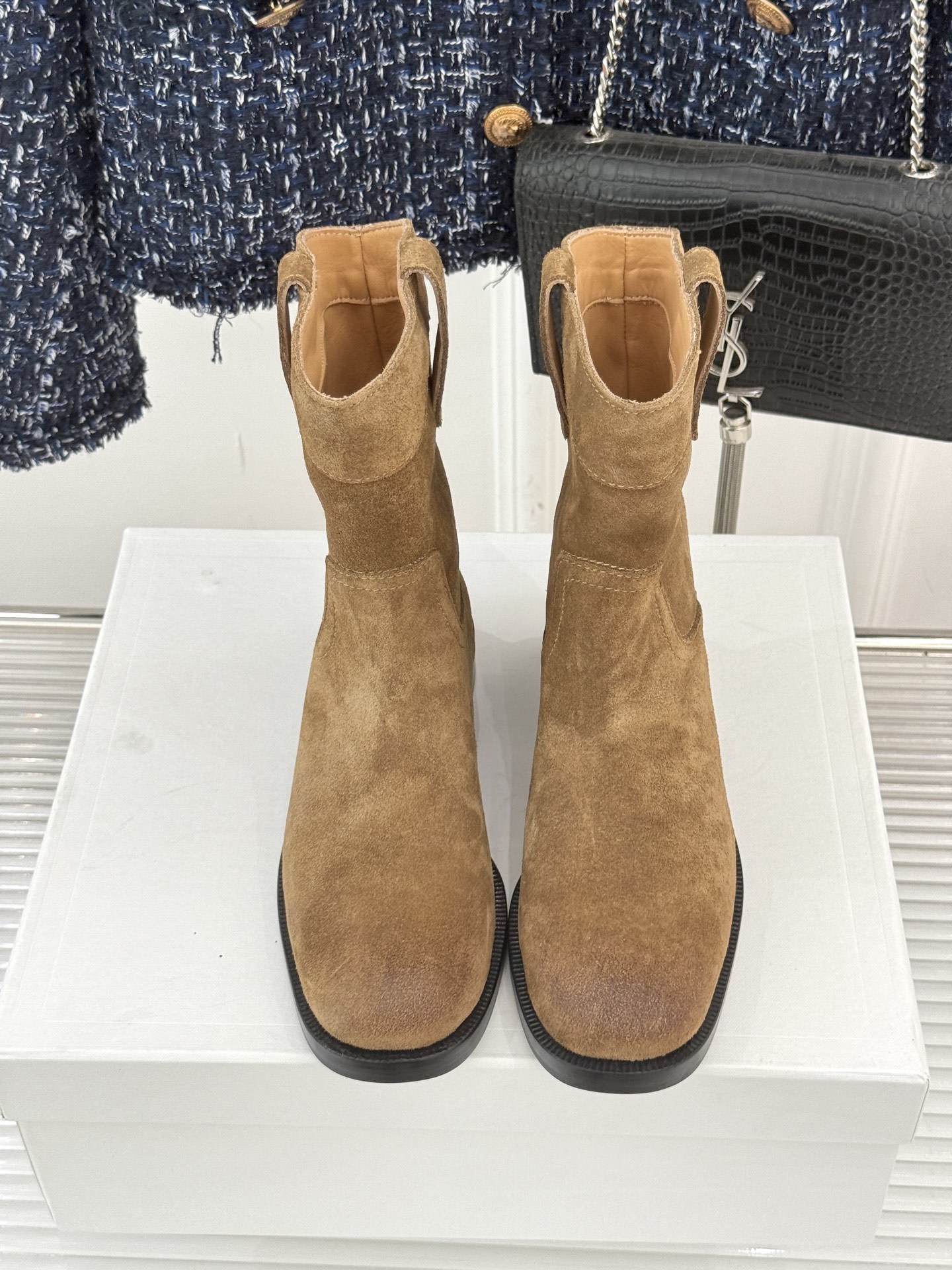 Celine /塞琳经典母复古西部牛仔靴短靴它以经典的西部牛仔靴为蓝本靴口那对极具辨识度的耳朵字母装饰巧