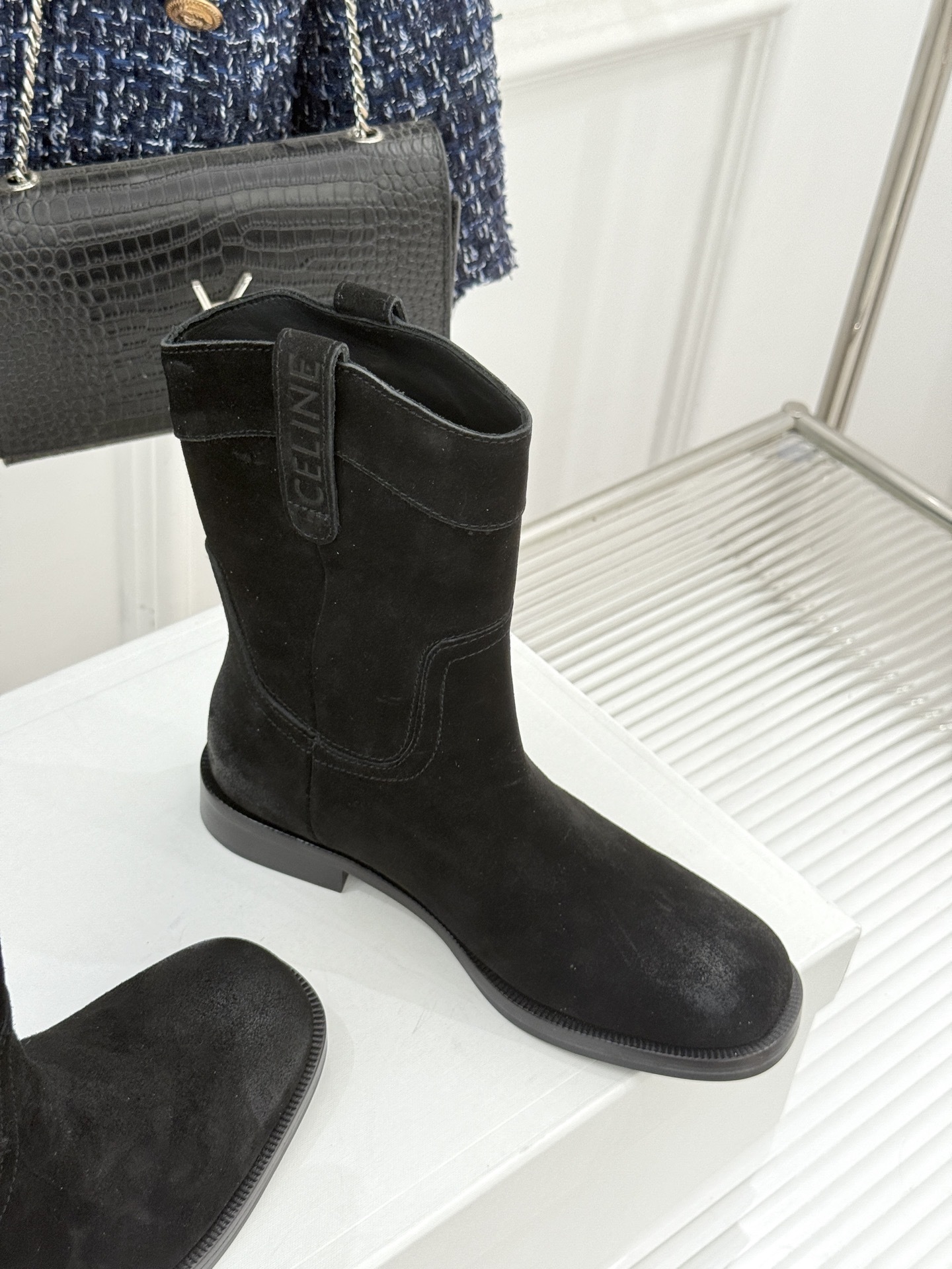 Celine /塞琳经典母复古西部牛仔靴短靴它以经典的西部牛仔靴为蓝本靴口那对极具辨识度的耳朵字母装饰巧