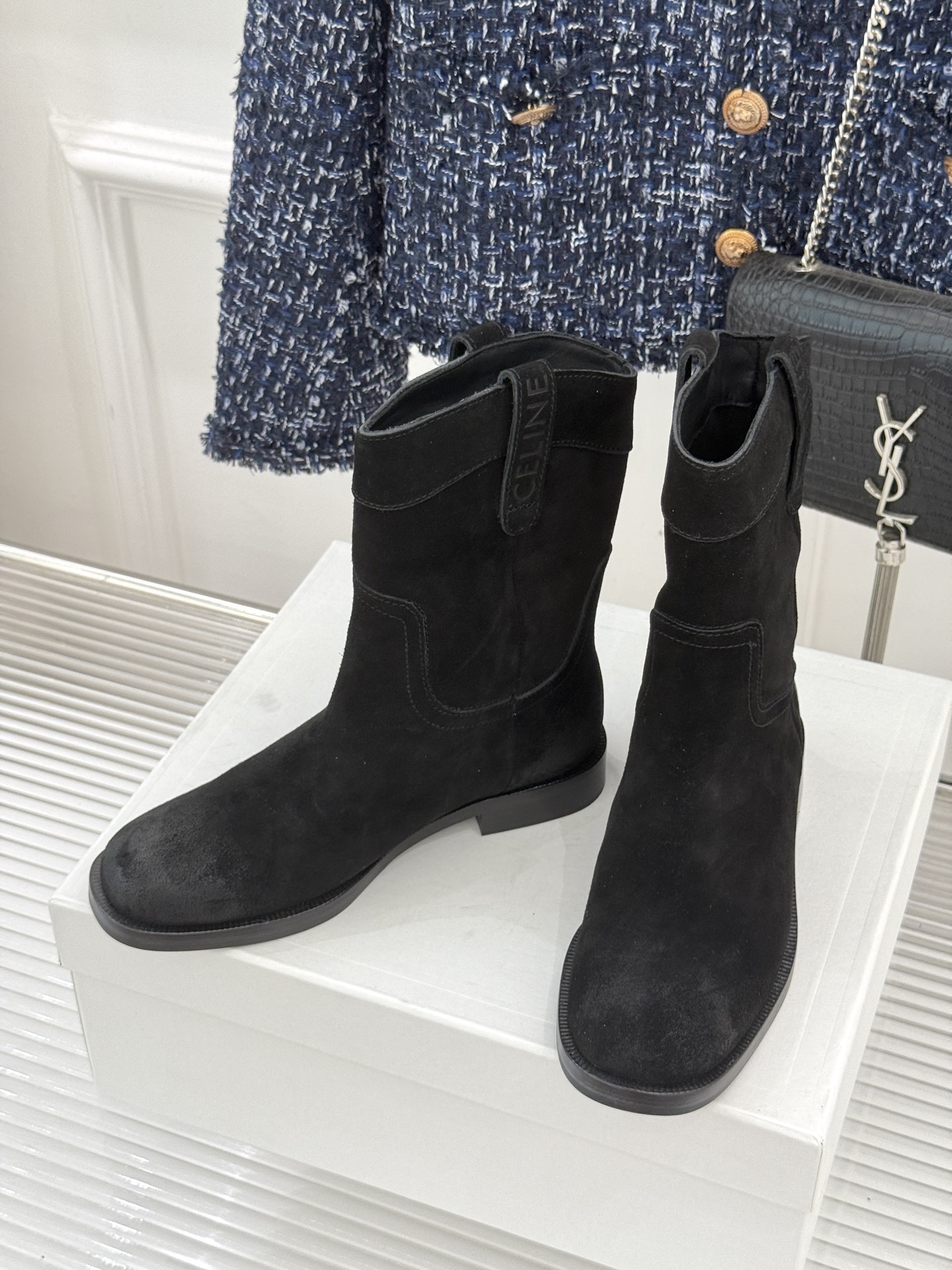 Celine /塞琳经典母复古西部牛仔靴短靴它以经典的西部牛仔靴为蓝本靴口那对极具辨识度的耳朵字母装饰巧