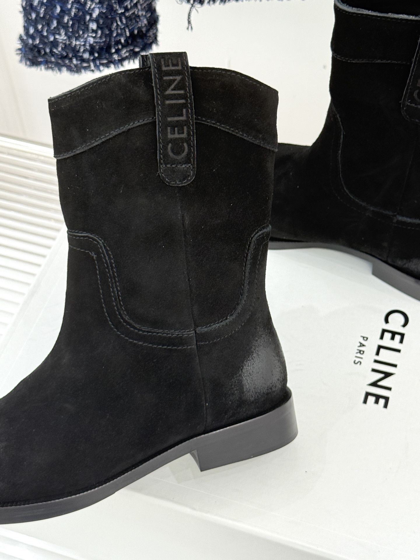 Celine /塞琳经典母复古西部牛仔靴短靴它以经典的西部牛仔靴为蓝本靴口那对极具辨识度的耳朵字母装饰巧