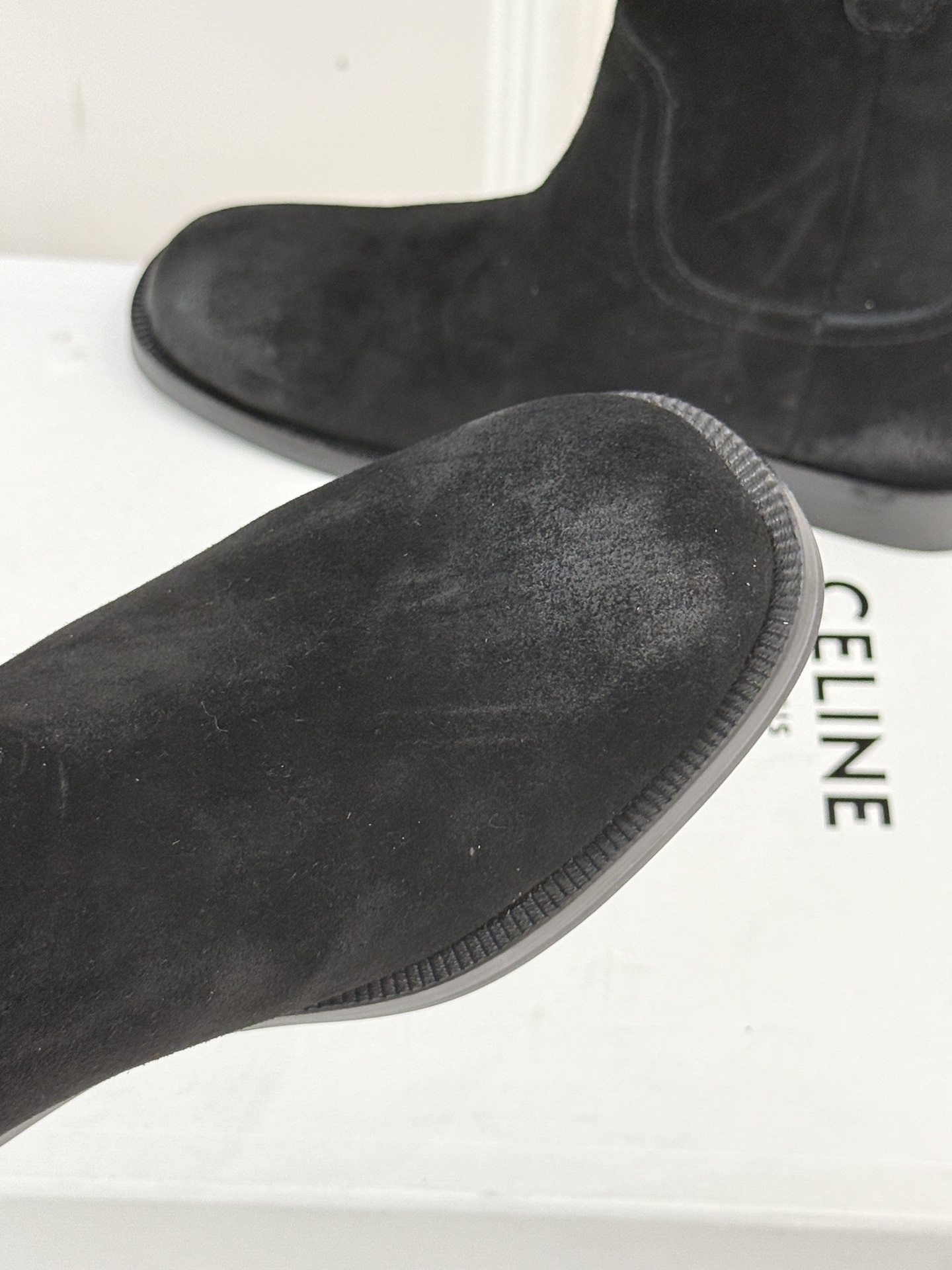 Celine /塞琳经典母复古西部牛仔靴短靴它以经典的西部牛仔靴为蓝本靴口那对极具辨识度的耳朵字母装饰巧