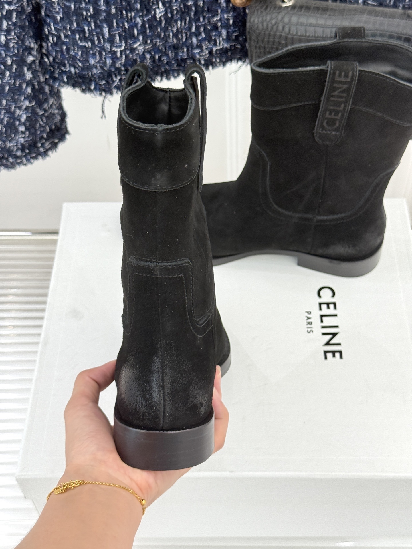 Celine /塞琳经典母复古西部牛仔靴短靴它以经典的西部牛仔靴为蓝本靴口那对极具辨识度的耳朵字母装饰巧