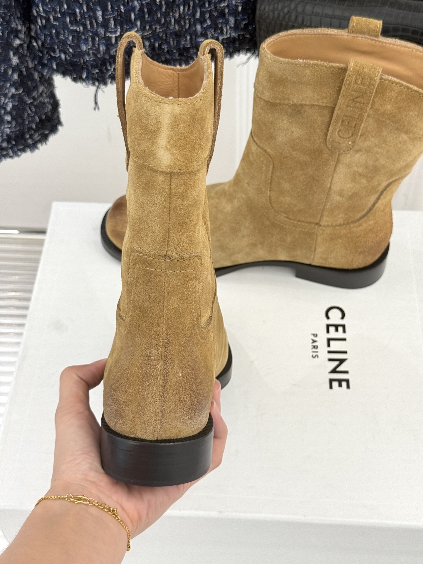 Celine /塞琳经典母复古西部牛仔靴短靴它以经典的西部牛仔靴为蓝本靴口那对极具辨识度的耳朵字母装饰巧