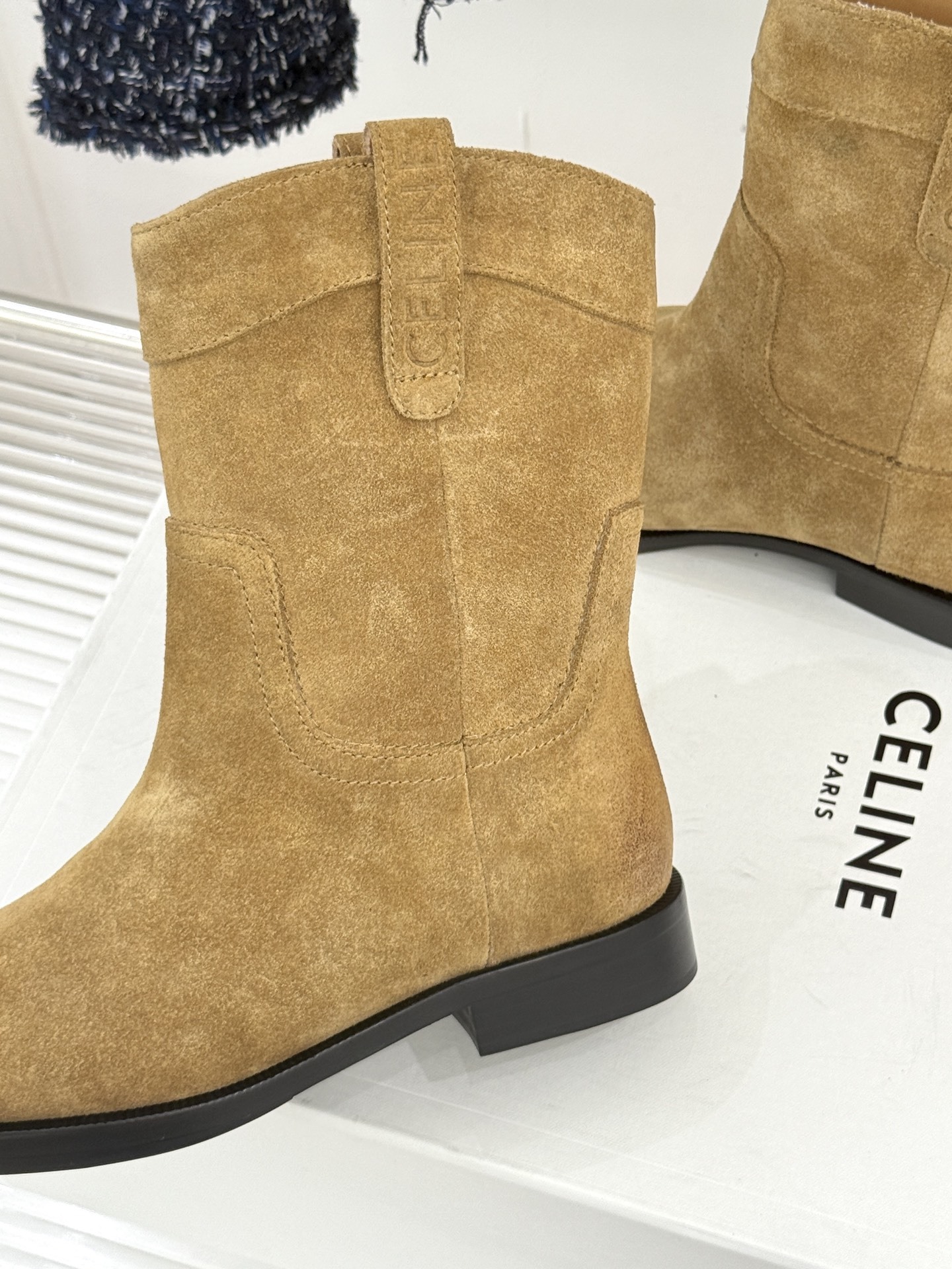 Celine /塞琳经典母复古西部牛仔靴短靴它以经典的西部牛仔靴为蓝本靴口那对极具辨识度的耳朵字母装饰巧
