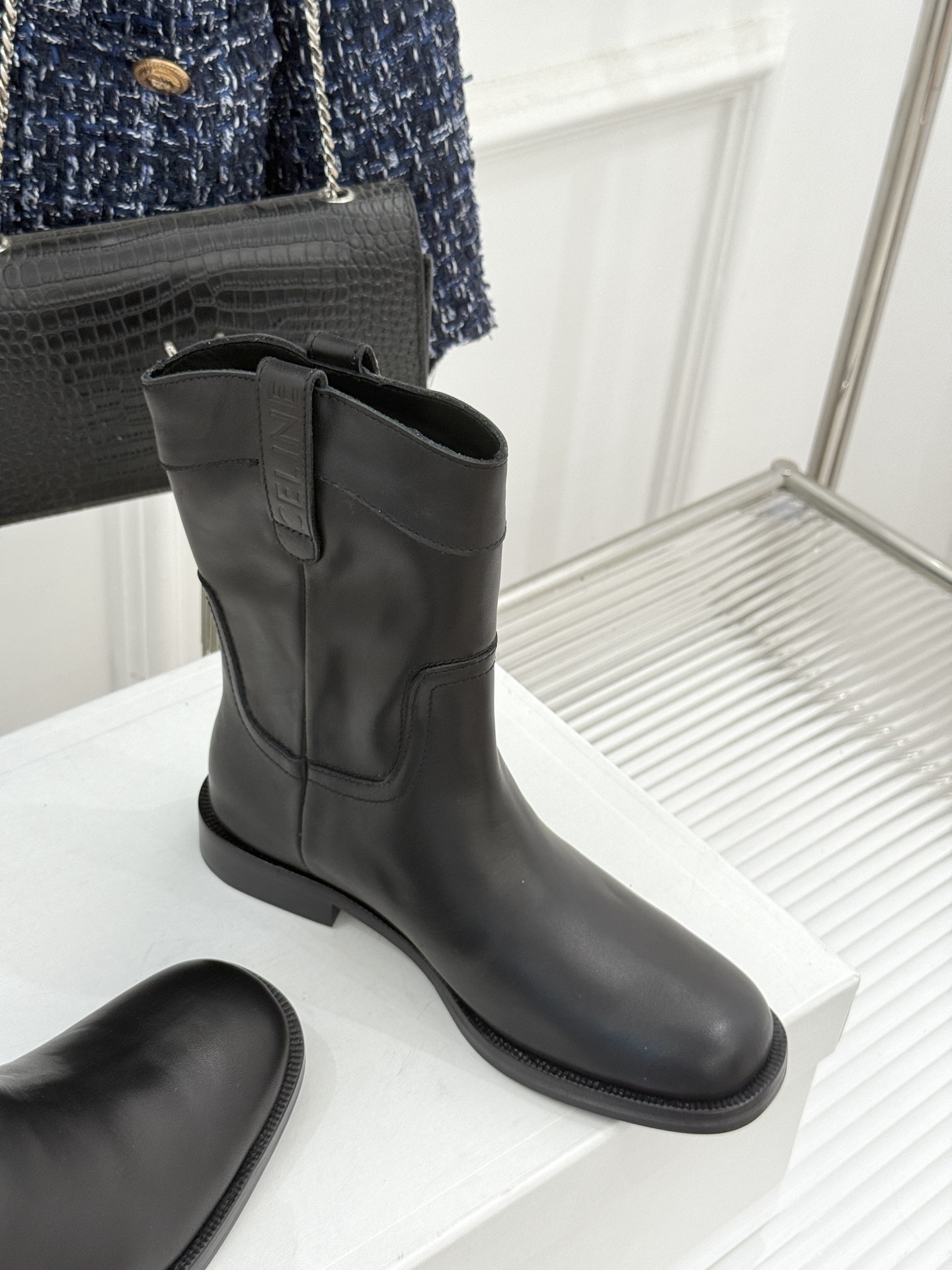 Celine /塞琳经典母复古西部牛仔靴短靴它以经典的西部牛仔靴为蓝本靴口那对极具辨识度的耳朵字母装饰巧