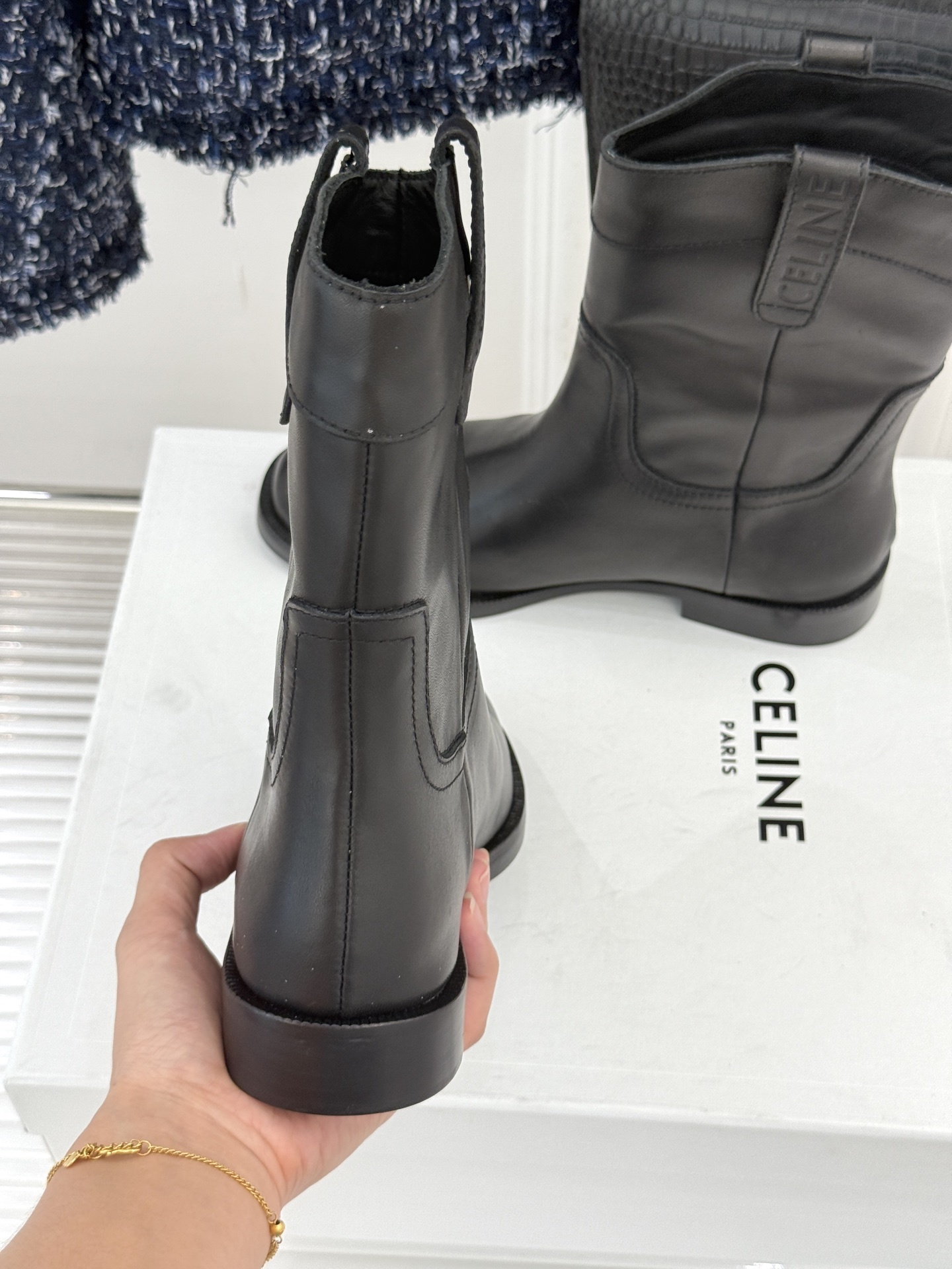 Celine /塞琳经典母复古西部牛仔靴短靴它以经典的西部牛仔靴为蓝本靴口那对极具辨识度的耳朵字母装饰巧