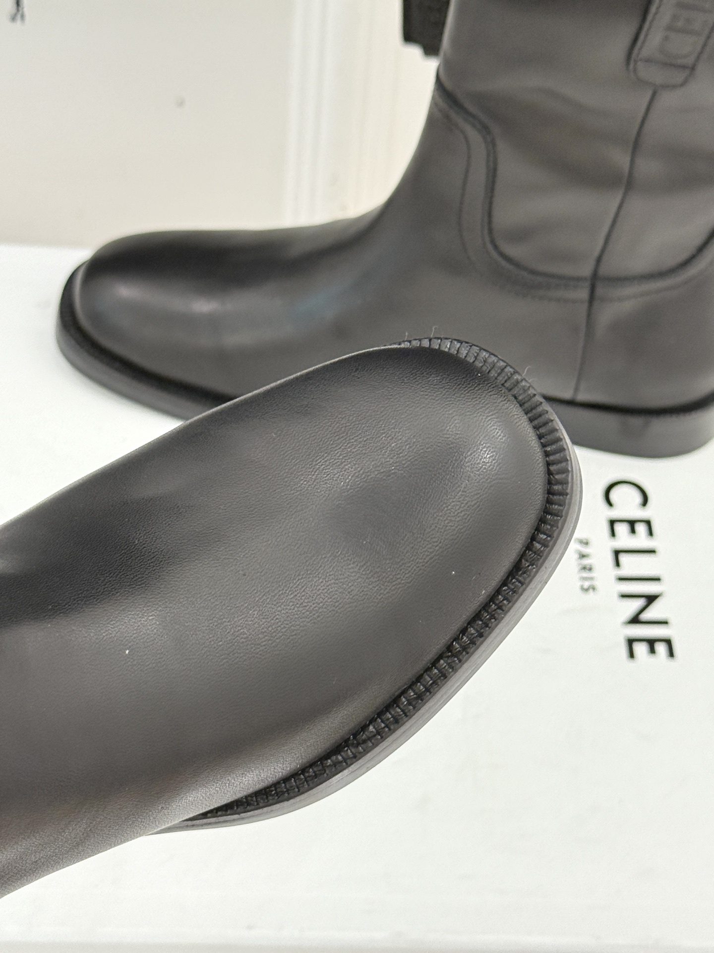 Celine /塞琳经典母复古西部牛仔靴短靴它以经典的西部牛仔靴为蓝本靴口那对极具辨识度的耳朵字母装饰巧