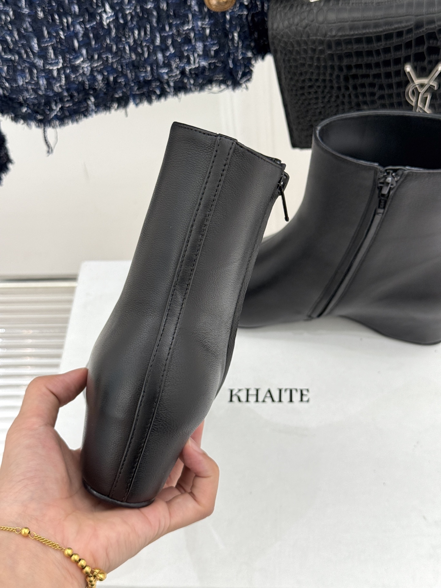 Khaite25WF新品复古尖头增高短靴这双短靴为步履注入时光淬炼的锋芒。标志性尖头流畅延伸与雕塑感弧形