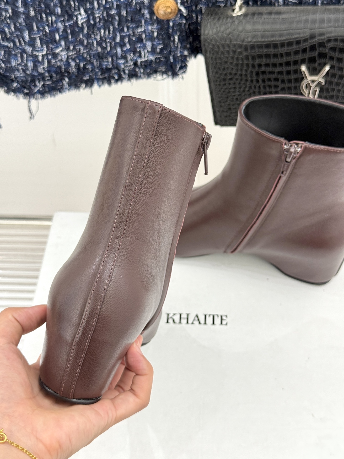 Khaite25WF新品复古尖头增高短靴这双短靴为步履注入时光淬炼的锋芒。标志性尖头流畅延伸与雕塑感弧形