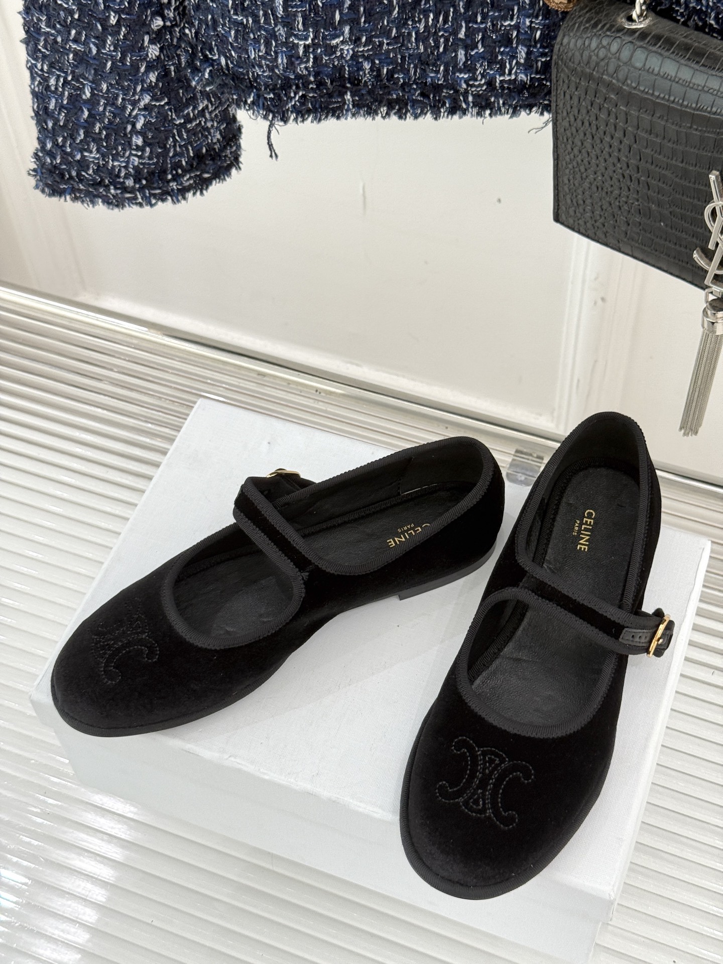 Celine /塞琳25WF新品凯旋门麂皮玛丽珍鞋当麂皮的温润肌理邂逅玛丽珍的经典轮廓让沉淀半世纪的品牌