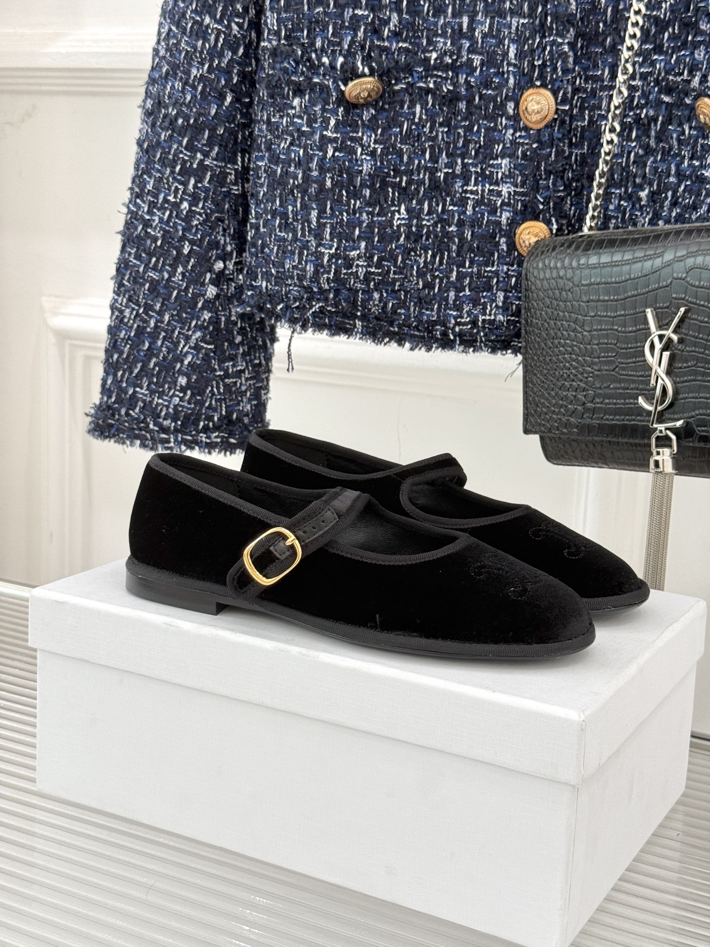 Celine /塞琳25WF新品凯旋门麂皮玛丽珍鞋当麂皮的温润肌理邂逅玛丽珍的经典轮廓让沉淀半世纪的品牌