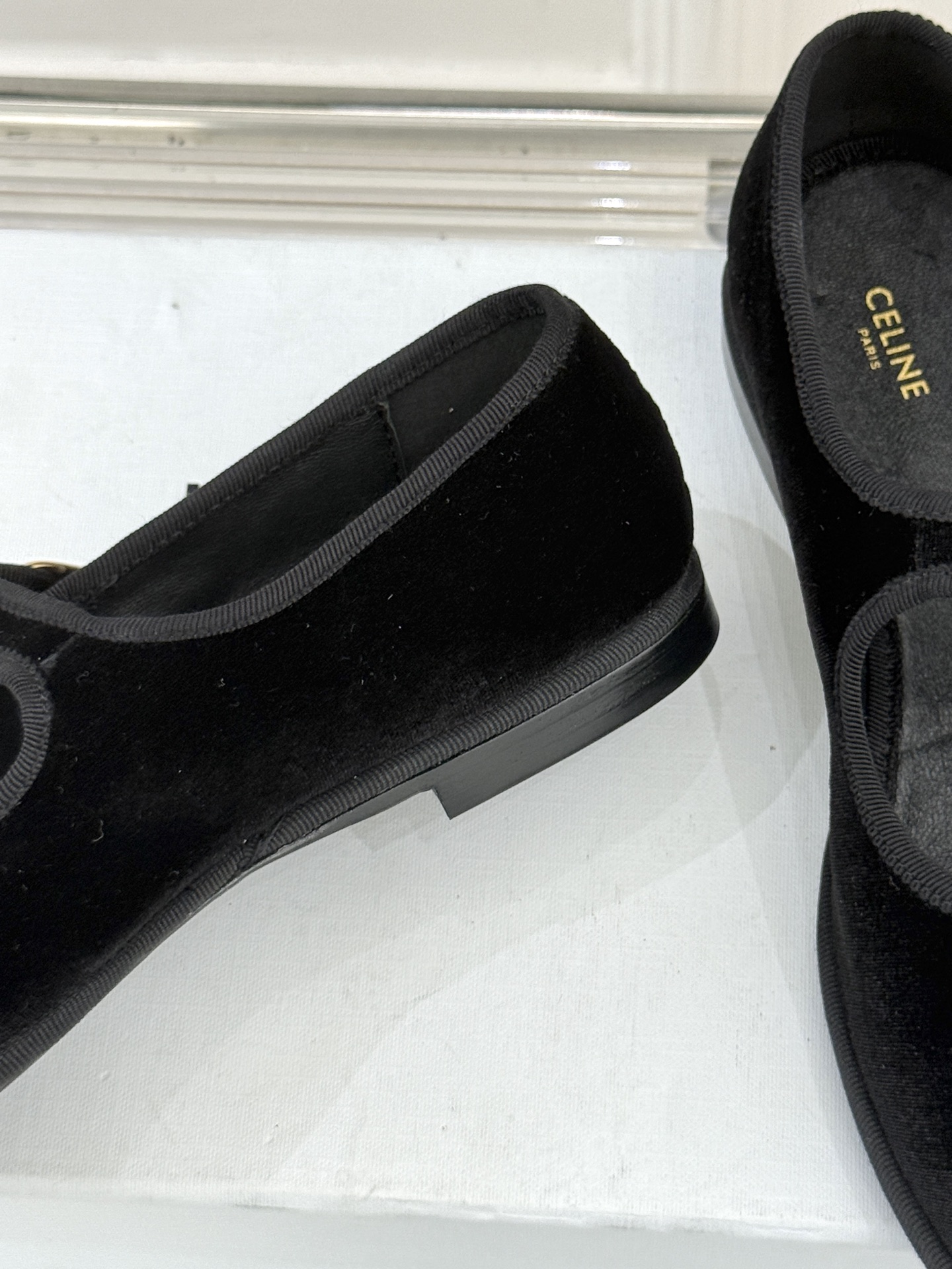 Celine /塞琳25WF新品凯旋门麂皮玛丽珍鞋当麂皮的温润肌理邂逅玛丽珍的经典轮廓让沉淀半世纪的品牌