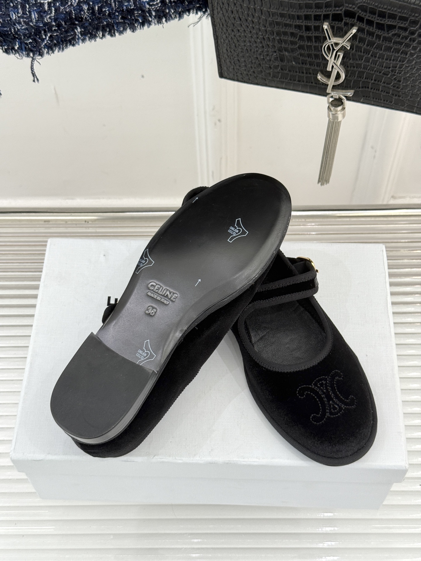 Celine /塞琳25WF新品凯旋门麂皮玛丽珍鞋当麂皮的温润肌理邂逅玛丽珍的经典轮廓让沉淀半世纪的品牌