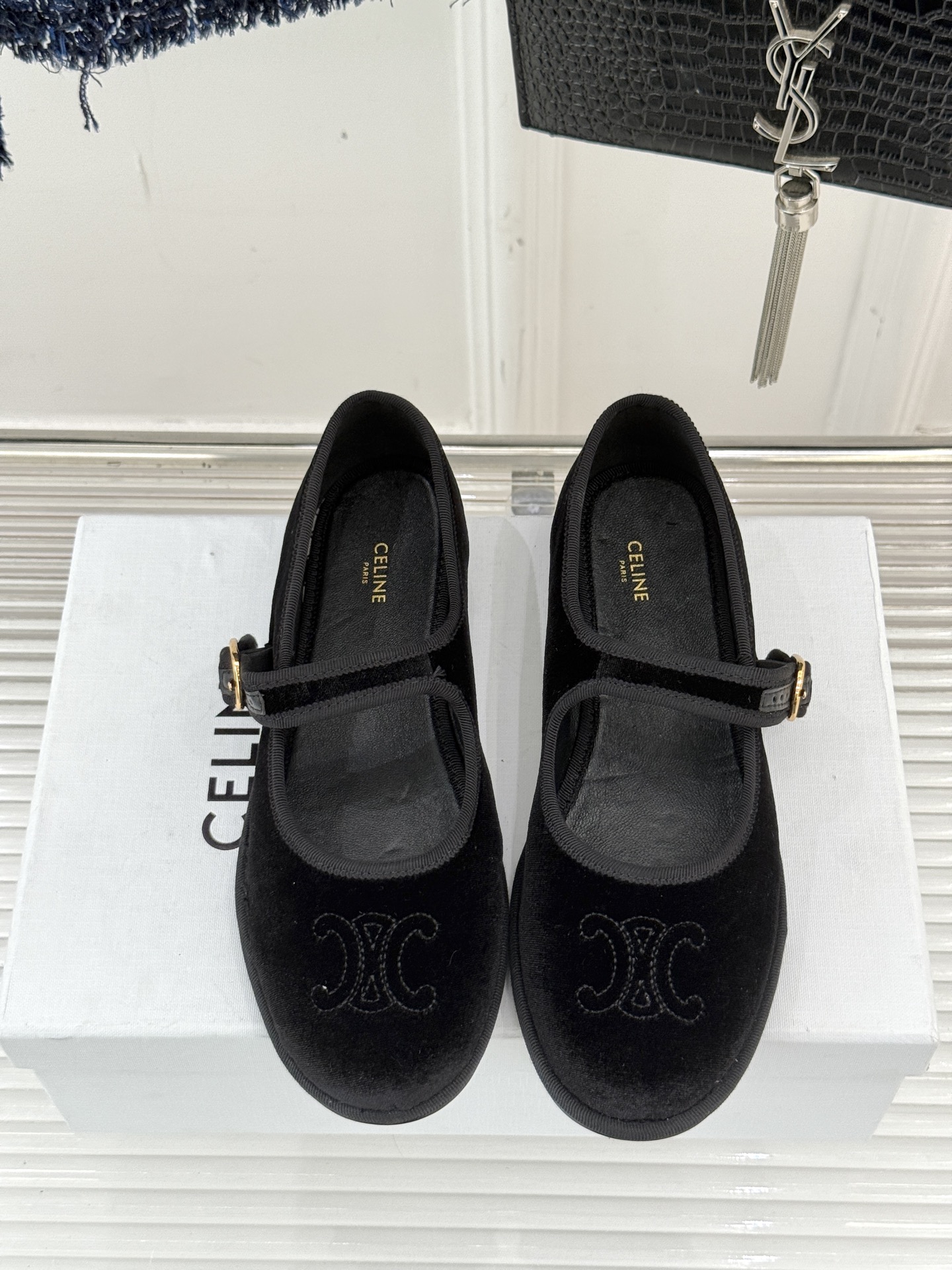 Celine /塞琳25WF新品凯旋门麂皮玛丽珍鞋当麂皮的温润肌理邂逅玛丽珍的经典轮廓让沉淀半世纪的品牌
