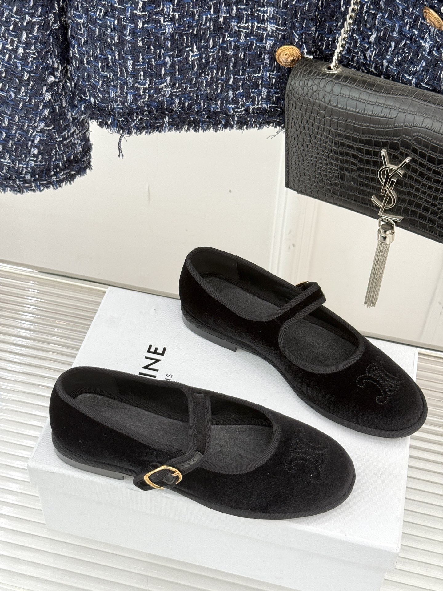 Celine /塞琳25WF新品凯旋门麂皮玛丽珍鞋当麂皮的温润肌理邂逅玛丽珍的经典轮廓让沉淀半世纪的品牌