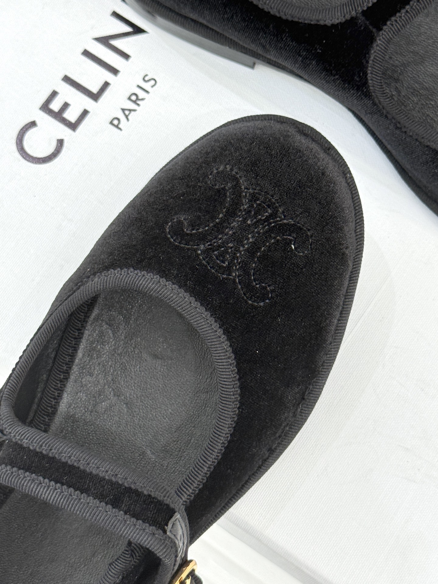 Celine /塞琳25WF新品凯旋门麂皮玛丽珍鞋当麂皮的温润肌理邂逅玛丽珍的经典轮廓让沉淀半世纪的品牌