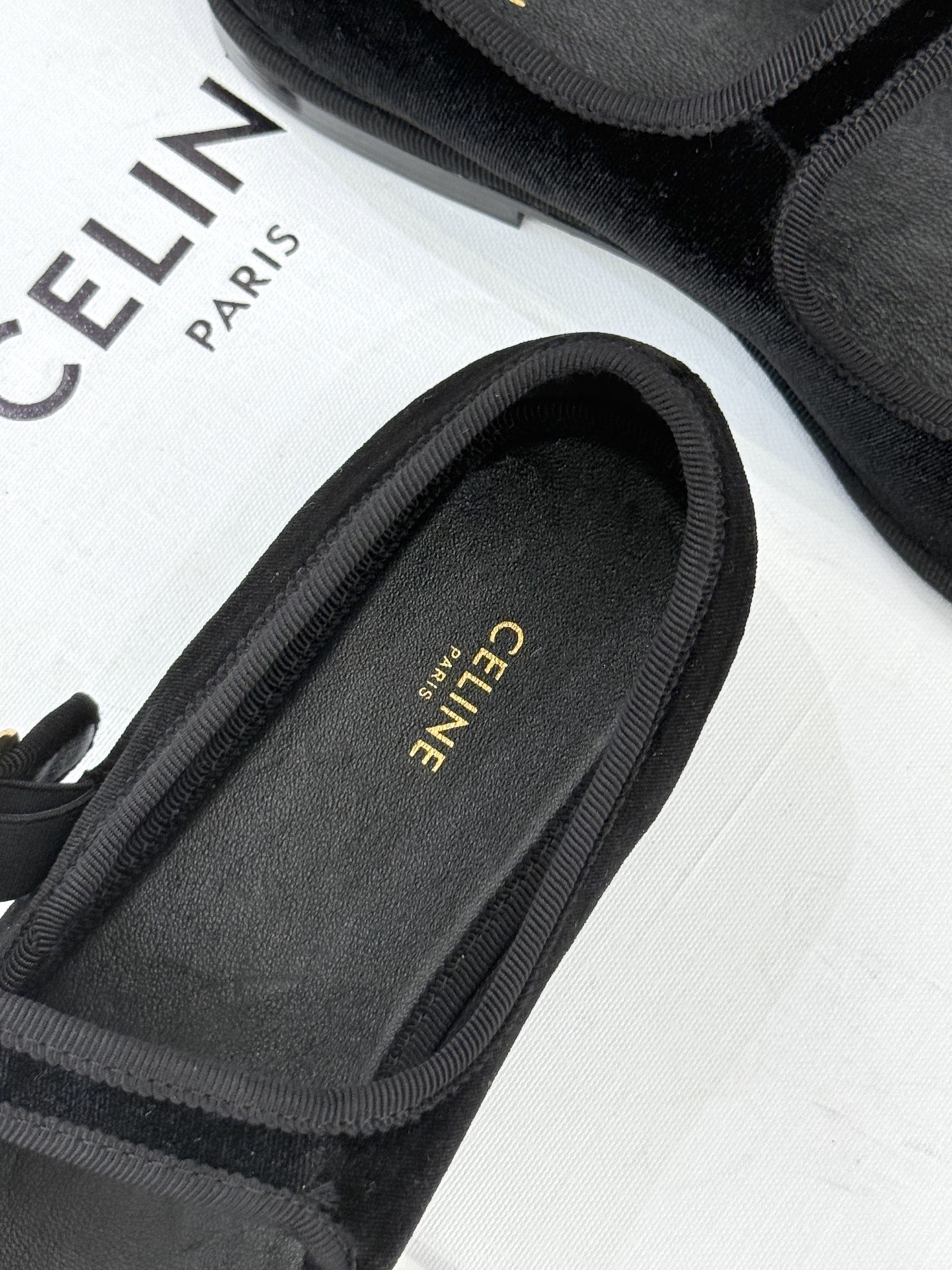Celine /塞琳25WF新品凯旋门麂皮玛丽珍鞋当麂皮的温润肌理邂逅玛丽珍的经典轮廓让沉淀半世纪的品牌