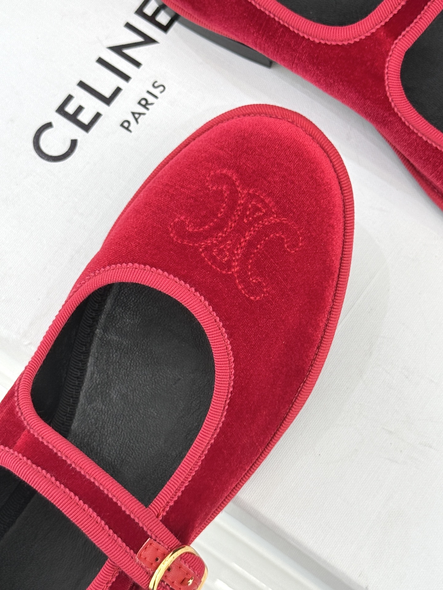 Celine /塞琳25WF新品凯旋门麂皮玛丽珍鞋当麂皮的温润肌理邂逅玛丽珍的经典轮廓让沉淀半世纪的品牌