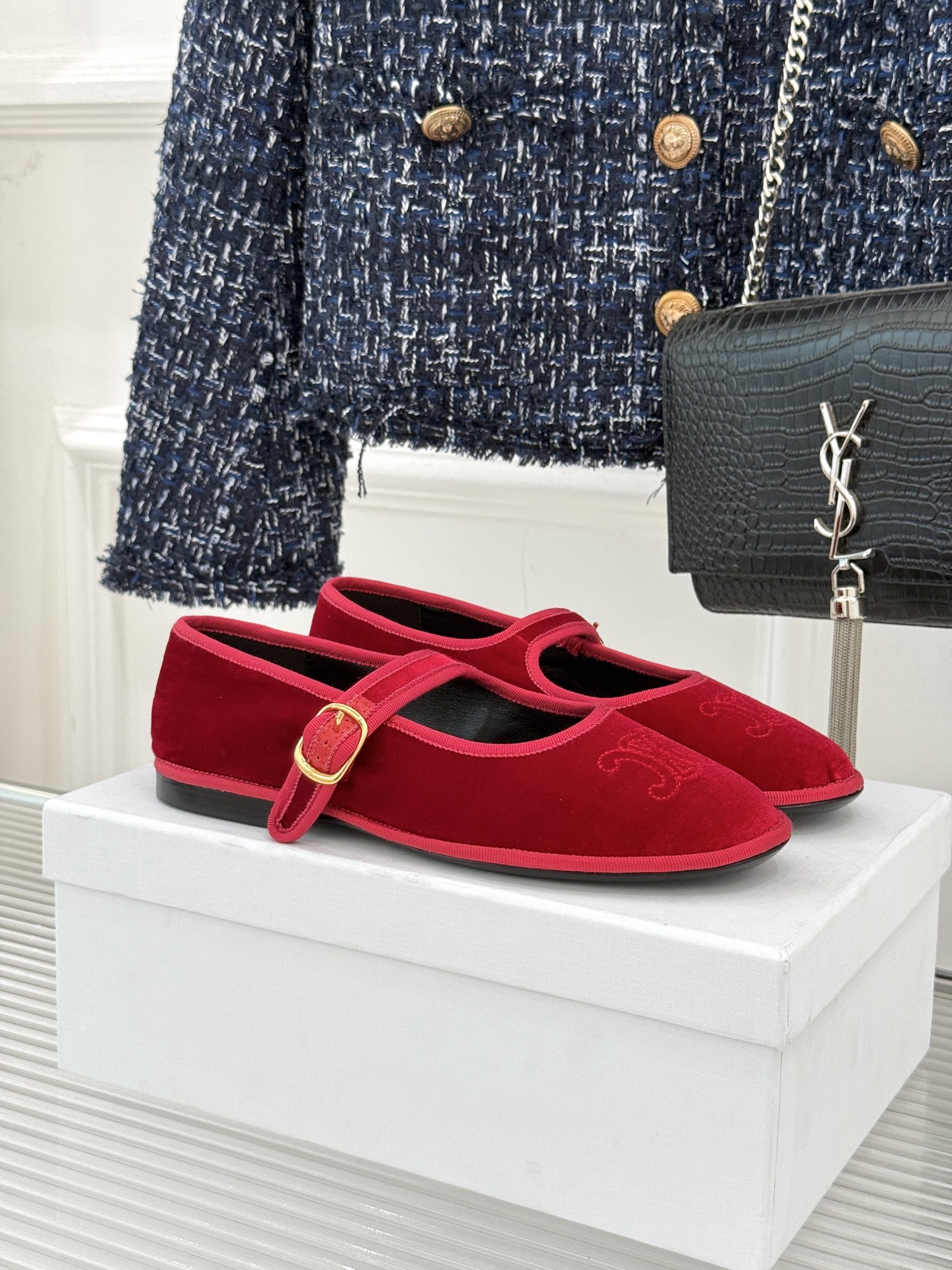 Celine /塞琳25WF新品凯旋门麂皮玛丽珍鞋当麂皮的温润肌理邂逅玛丽珍的经典轮廓让沉淀半世纪的品牌