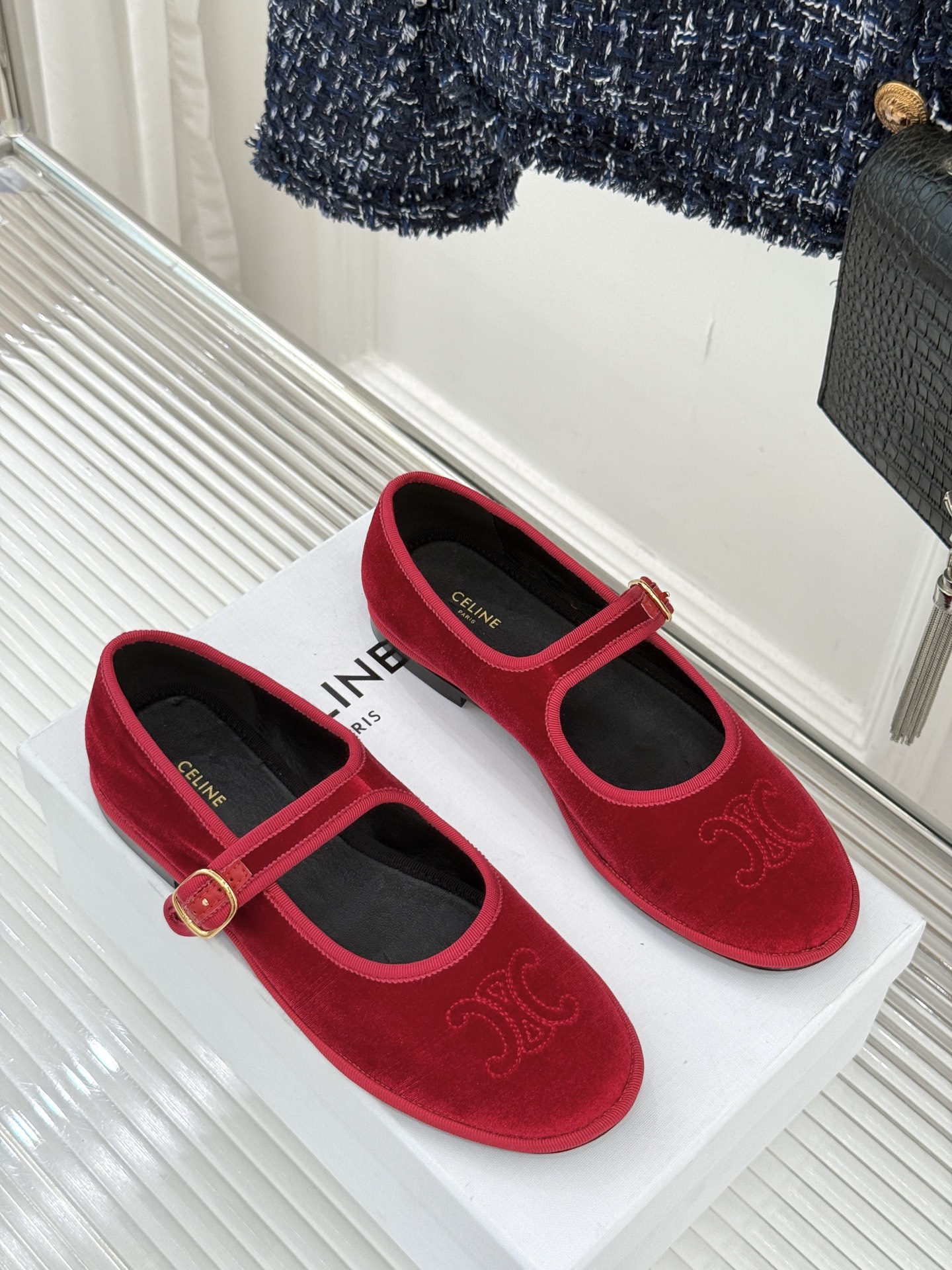 Celine /塞琳25WF新品凯旋门麂皮玛丽珍鞋当麂皮的温润肌理邂逅玛丽珍的经典轮廓让沉淀半世纪的品牌