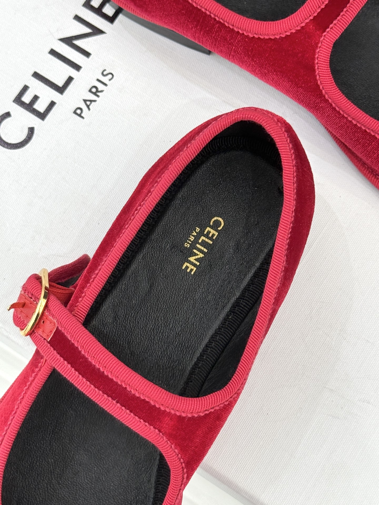 Celine /塞琳25WF新品凯旋门麂皮玛丽珍鞋当麂皮的温润肌理邂逅玛丽珍的经典轮廓让沉淀半世纪的品牌
