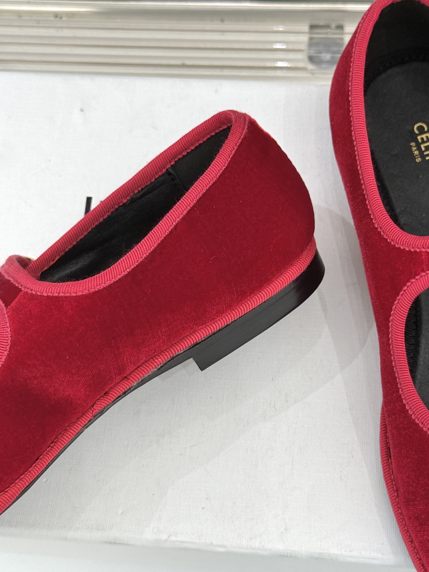 Celine /塞琳25WF新品凯旋门麂皮玛丽珍鞋当麂皮的温润肌理邂逅玛丽珍的经典轮廓让沉淀半世纪的品牌