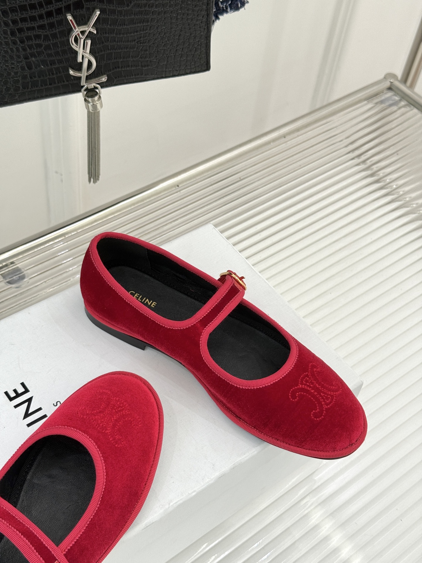 Celine /塞琳25WF新品凯旋门麂皮玛丽珍鞋当麂皮的温润肌理邂逅玛丽珍的经典轮廓让沉淀半世纪的品牌