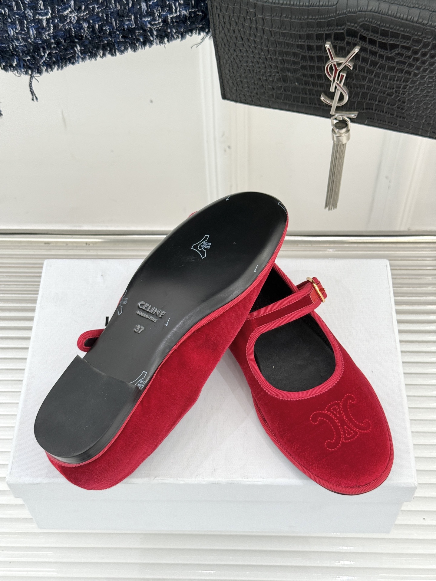 Celine /塞琳25WF新品凯旋门麂皮玛丽珍鞋当麂皮的温润肌理邂逅玛丽珍的经典轮廓让沉淀半世纪的品牌