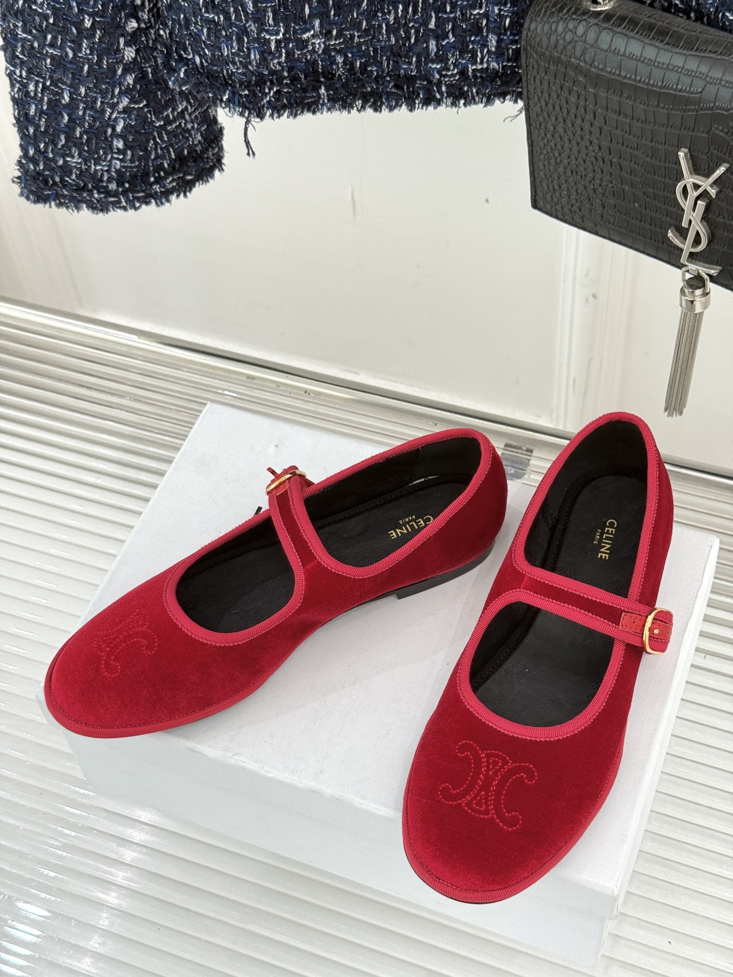 Celine /塞琳25WF新品凯旋门麂皮玛丽珍鞋当麂皮的温润肌理邂逅玛丽珍的经典轮廓让沉淀半世纪的品牌
