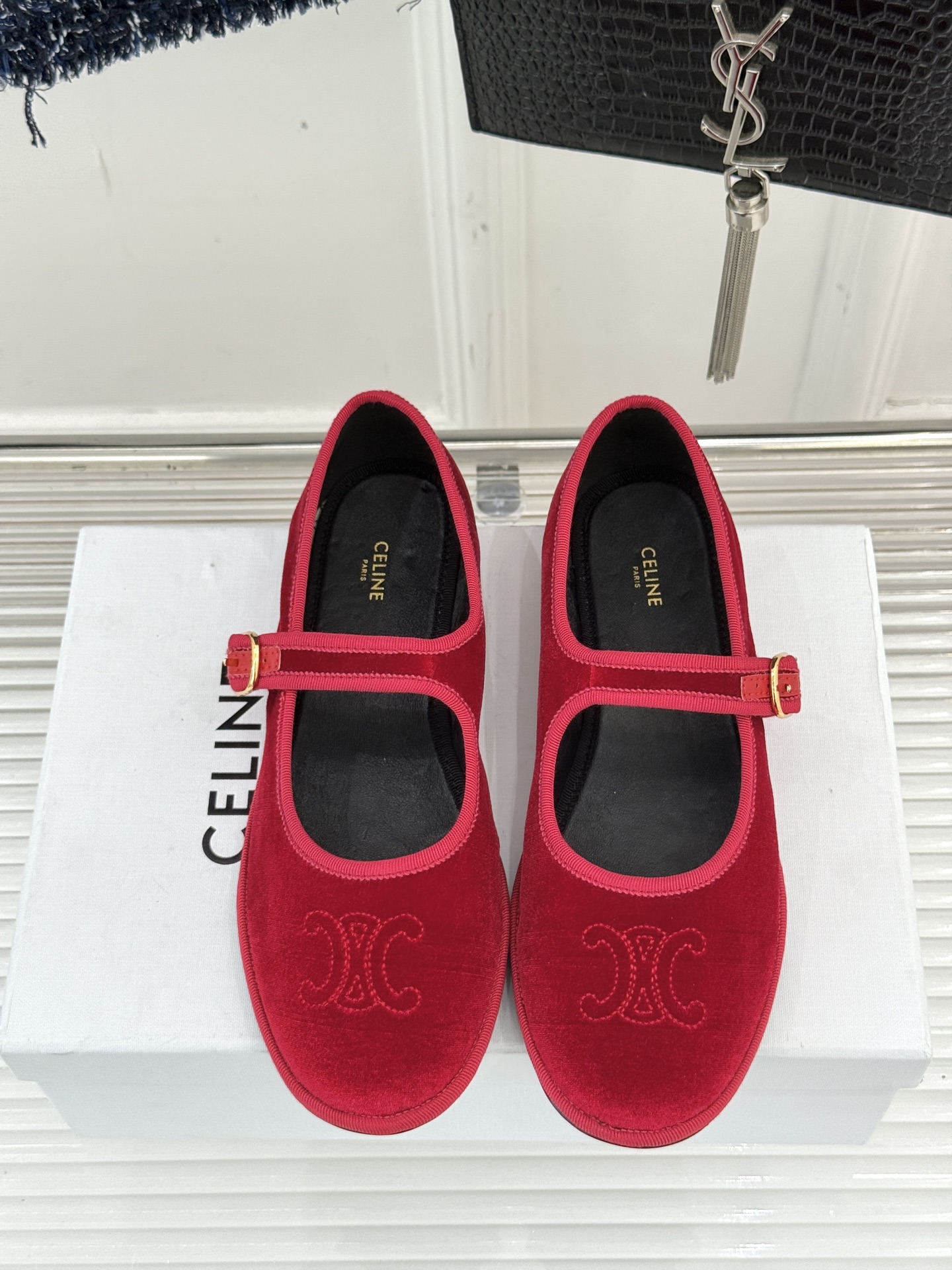 Celine /塞琳25WF新品凯旋门麂皮玛丽珍鞋当麂皮的温润肌理邂逅玛丽珍的经典轮廓让沉淀半世纪的品牌