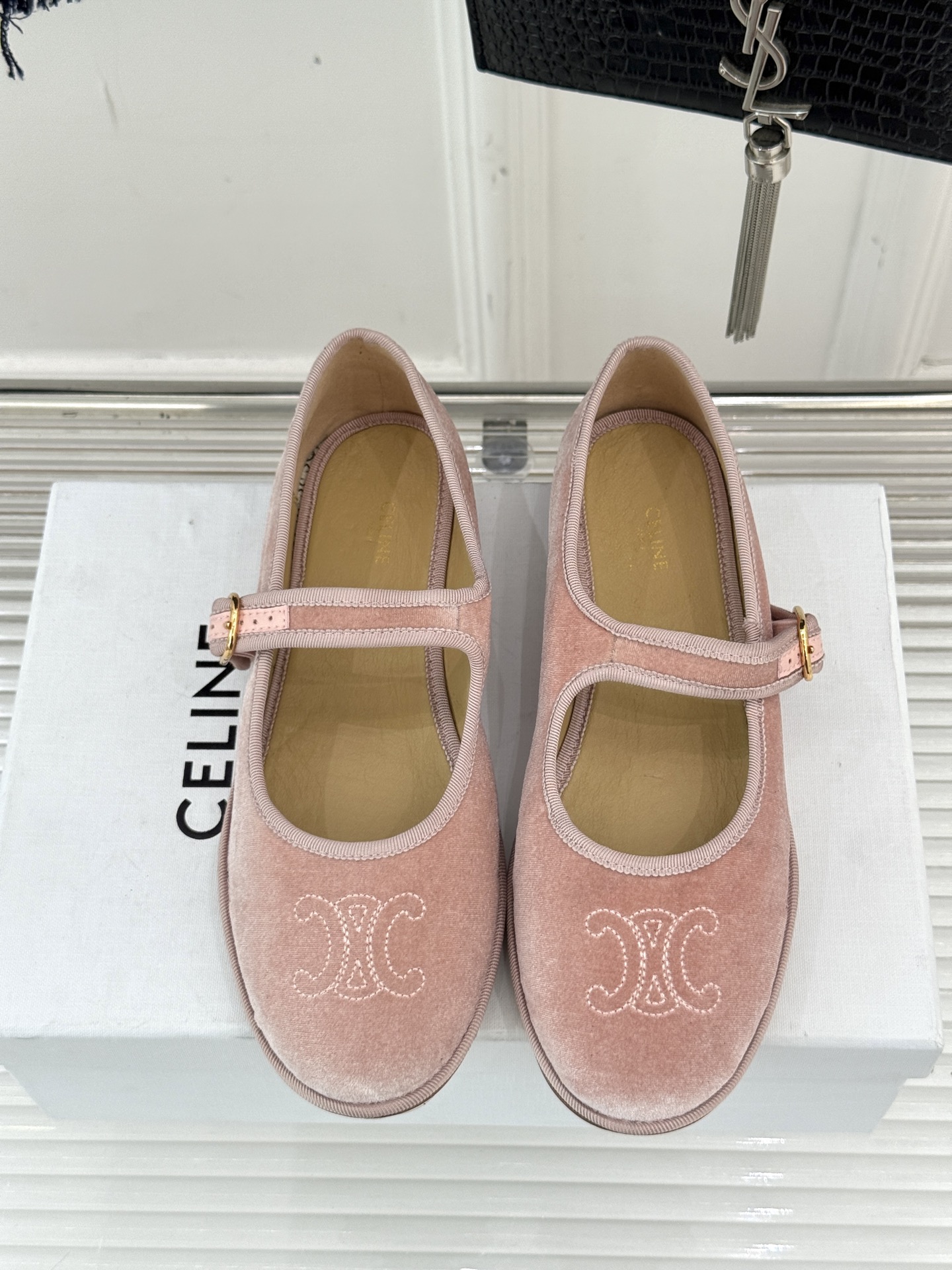 Celine /塞琳25WF新品凯旋门麂皮玛丽珍鞋当麂皮的温润肌理邂逅玛丽珍的经典轮廓让沉淀半世纪的品牌
