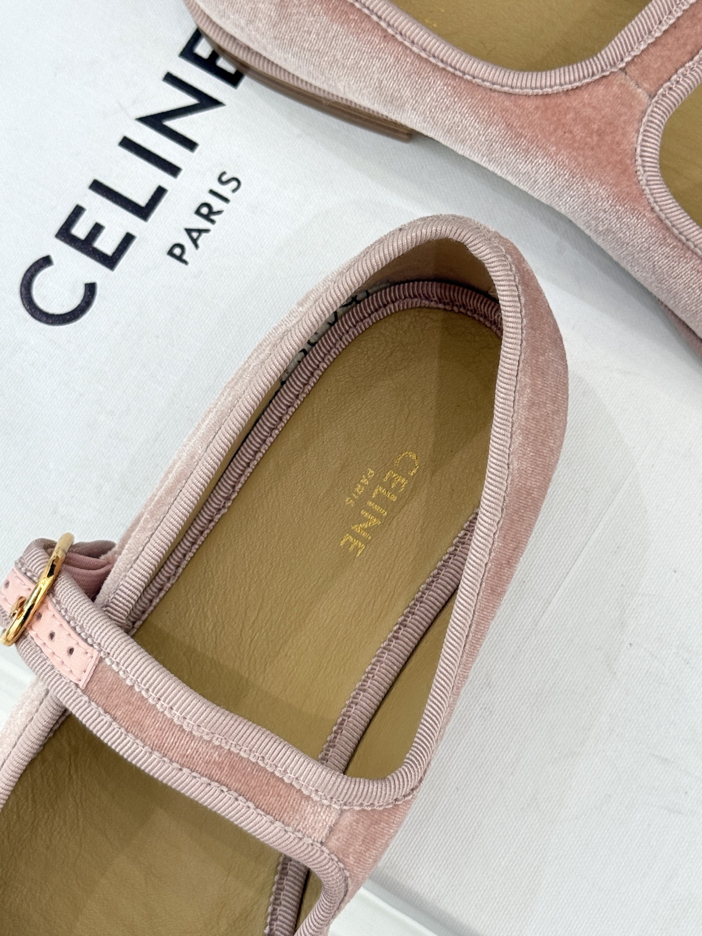 Celine /塞琳25WF新品凯旋门麂皮玛丽珍鞋当麂皮的温润肌理邂逅玛丽珍的经典轮廓让沉淀半世纪的品牌