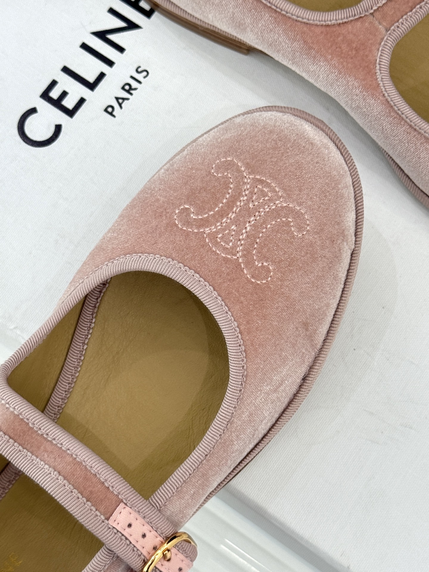 Celine /塞琳25WF新品凯旋门麂皮玛丽珍鞋当麂皮的温润肌理邂逅玛丽珍的经典轮廓让沉淀半世纪的品牌