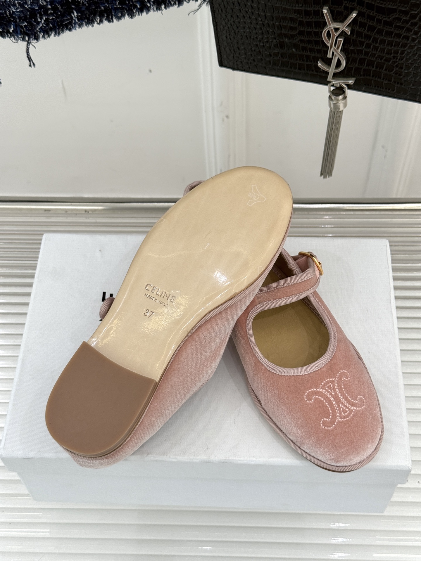 Celine /塞琳25WF新品凯旋门麂皮玛丽珍鞋当麂皮的温润肌理邂逅玛丽珍的经典轮廓让沉淀半世纪的品牌