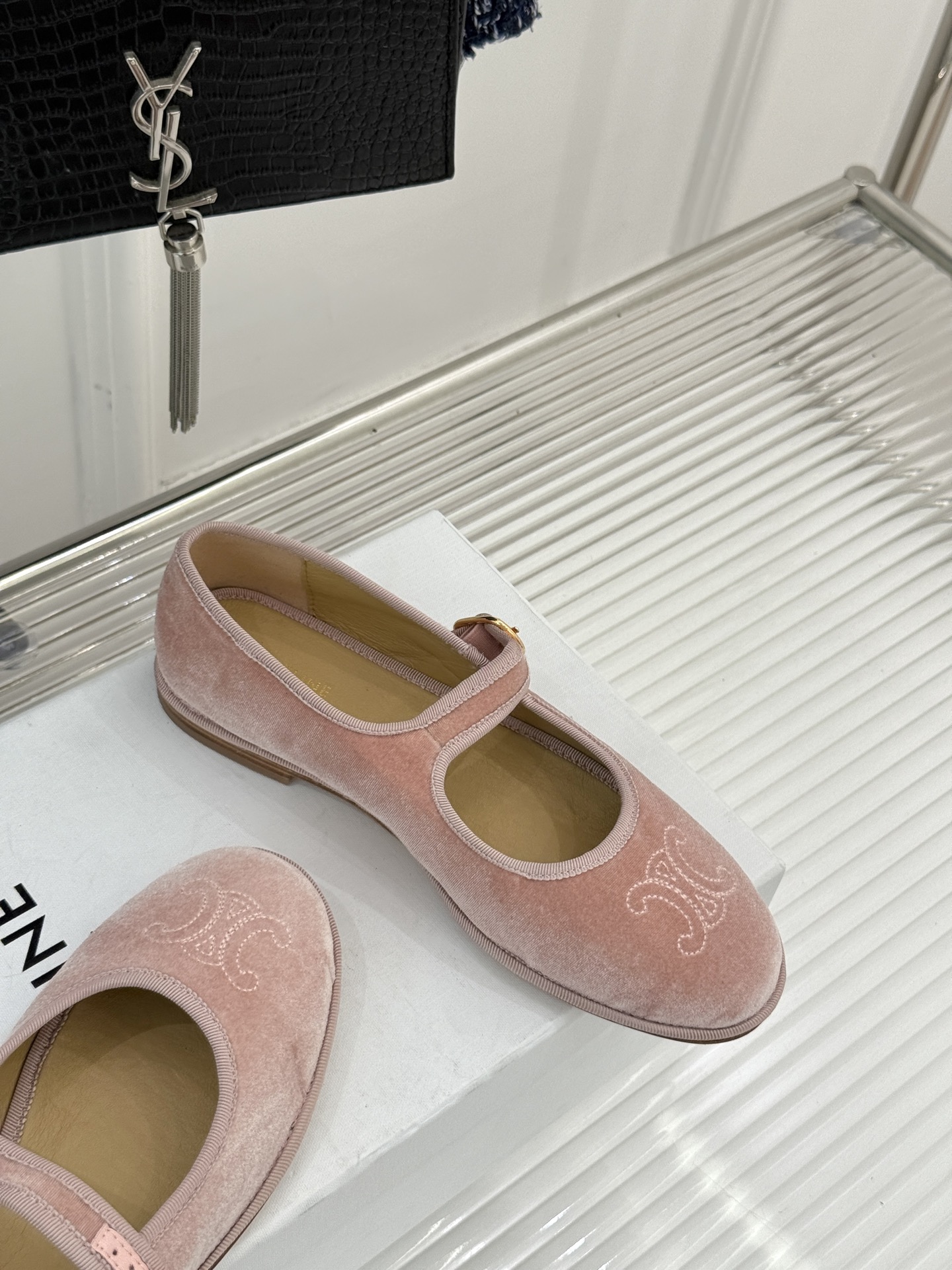 Celine /塞琳25WF新品凯旋门麂皮玛丽珍鞋当麂皮的温润肌理邂逅玛丽珍的经典轮廓让沉淀半世纪的品牌