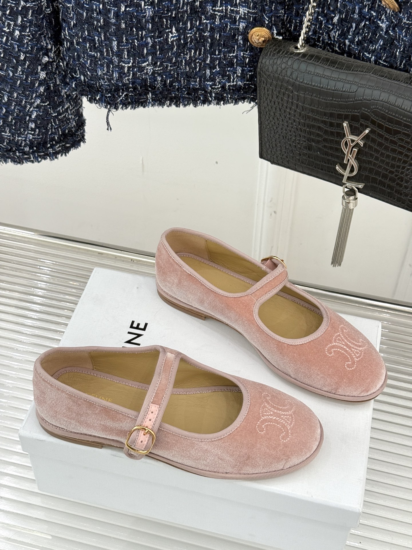Celine /塞琳25WF新品凯旋门麂皮玛丽珍鞋当麂皮的温润肌理邂逅玛丽珍的经典轮廓让沉淀半世纪的品牌