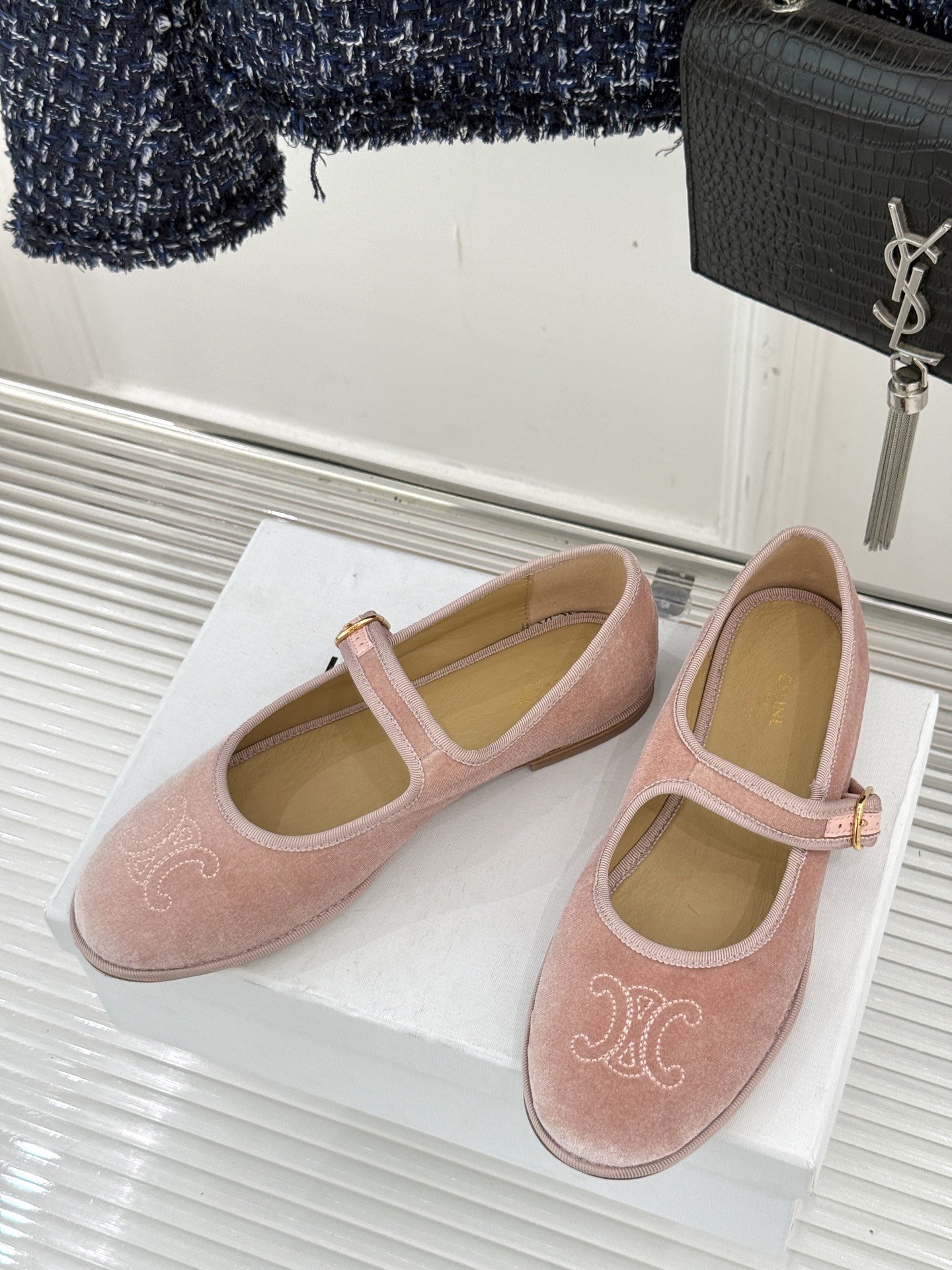 Celine /塞琳25WF新品凯旋门麂皮玛丽珍鞋当麂皮的温润肌理邂逅玛丽珍的经典轮廓让沉淀半世纪的品牌