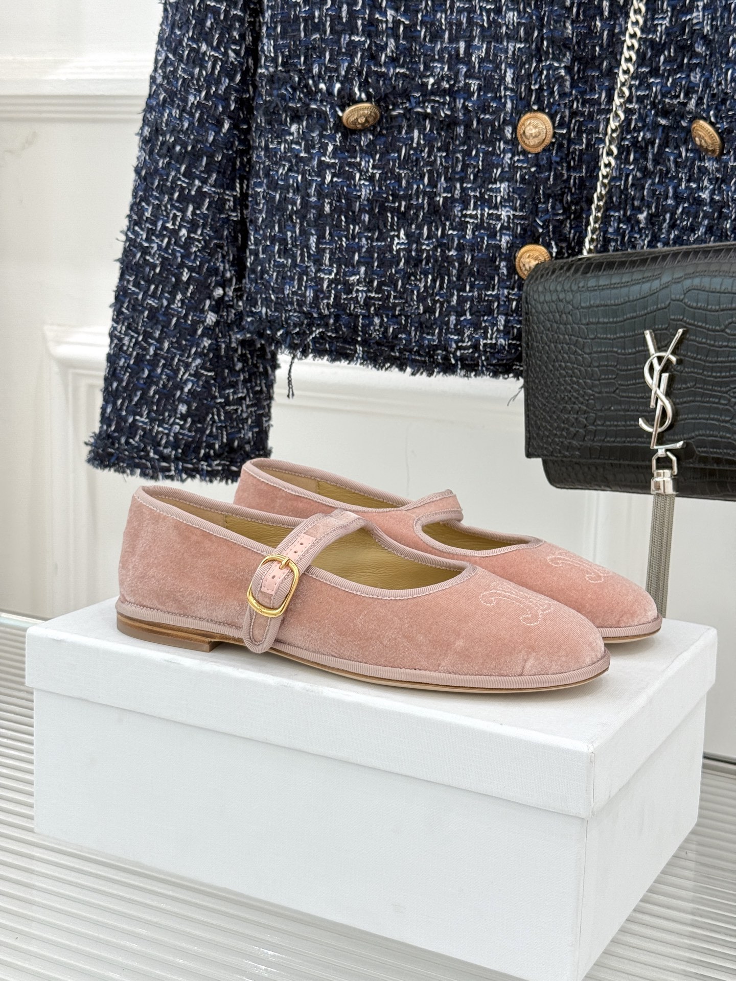Celine /塞琳25WF新品凯旋门麂皮玛丽珍鞋当麂皮的温润肌理邂逅玛丽珍的经典轮廓让沉淀半世纪的品牌